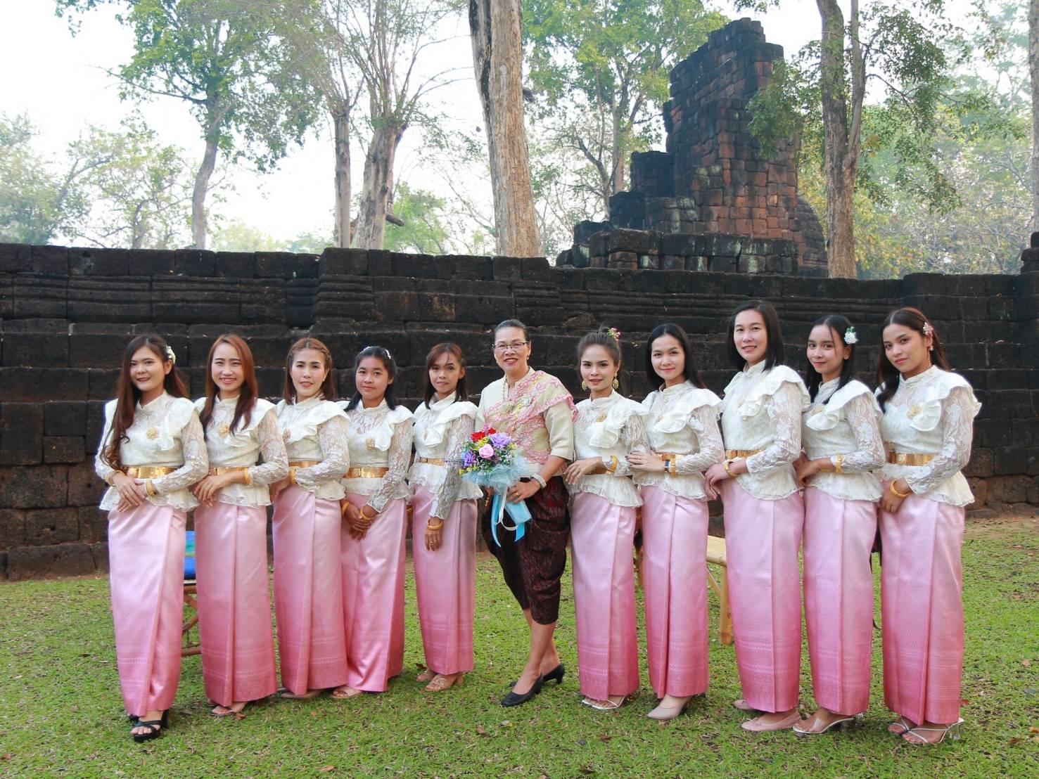 พัฒนาการจังหวัดกาญจนบุรี นำข้าราชการร่วมกิจกรรมสภากาแฟ แต่งกายย้อนยุค ด้วยลุคผ้าไทย สวยสมวัย เที่ยวที่ไหนก็สนุก