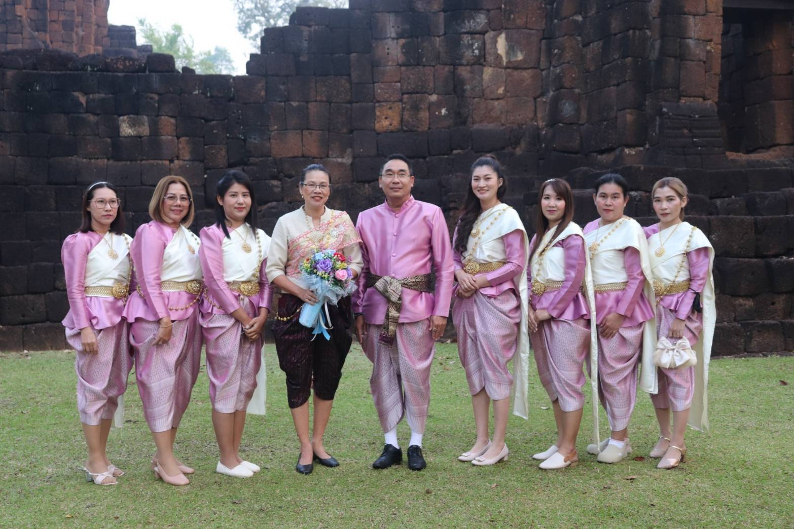พัฒนาการจังหวัดกาญจนบุรี นำข้าราชการร่วมกิจกรรมสภากาแฟ แต่งกายย้อนยุค ด้วยลุคผ้าไทย สวยสมวัย เที่ยวที่ไหนก็สนุก