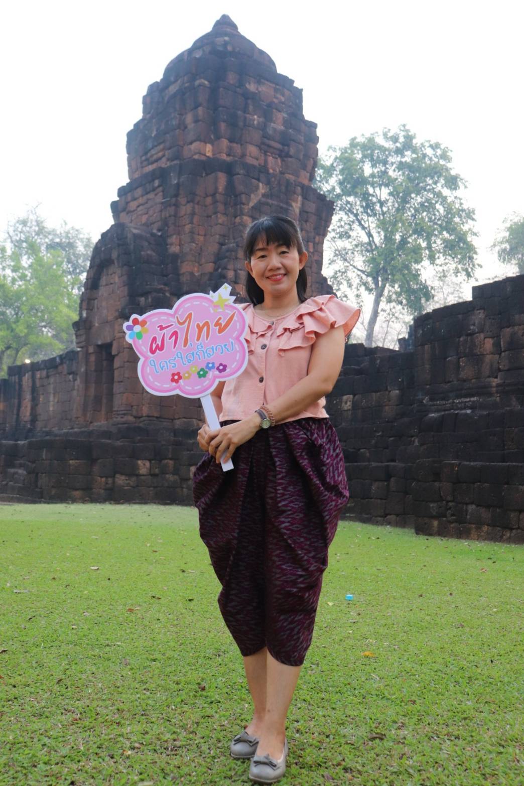 พัฒนาการจังหวัดกาญจนบุรี นำข้าราชการร่วมกิจกรรมสภากาแฟ แต่งกายย้อนยุค ด้วยลุคผ้าไทย สวยสมวัย เที่ยวที่ไหนก็สนุก