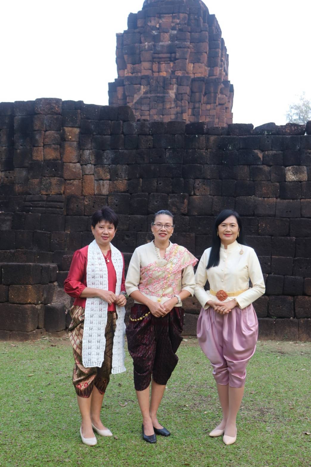 พัฒนาการจังหวัดกาญจนบุรี นำข้าราชการร่วมกิจกรรมสภากาแฟ แต่งกายย้อนยุค ด้วยลุคผ้าไทย สวยสมวัย เที่ยวที่ไหนก็สนุก