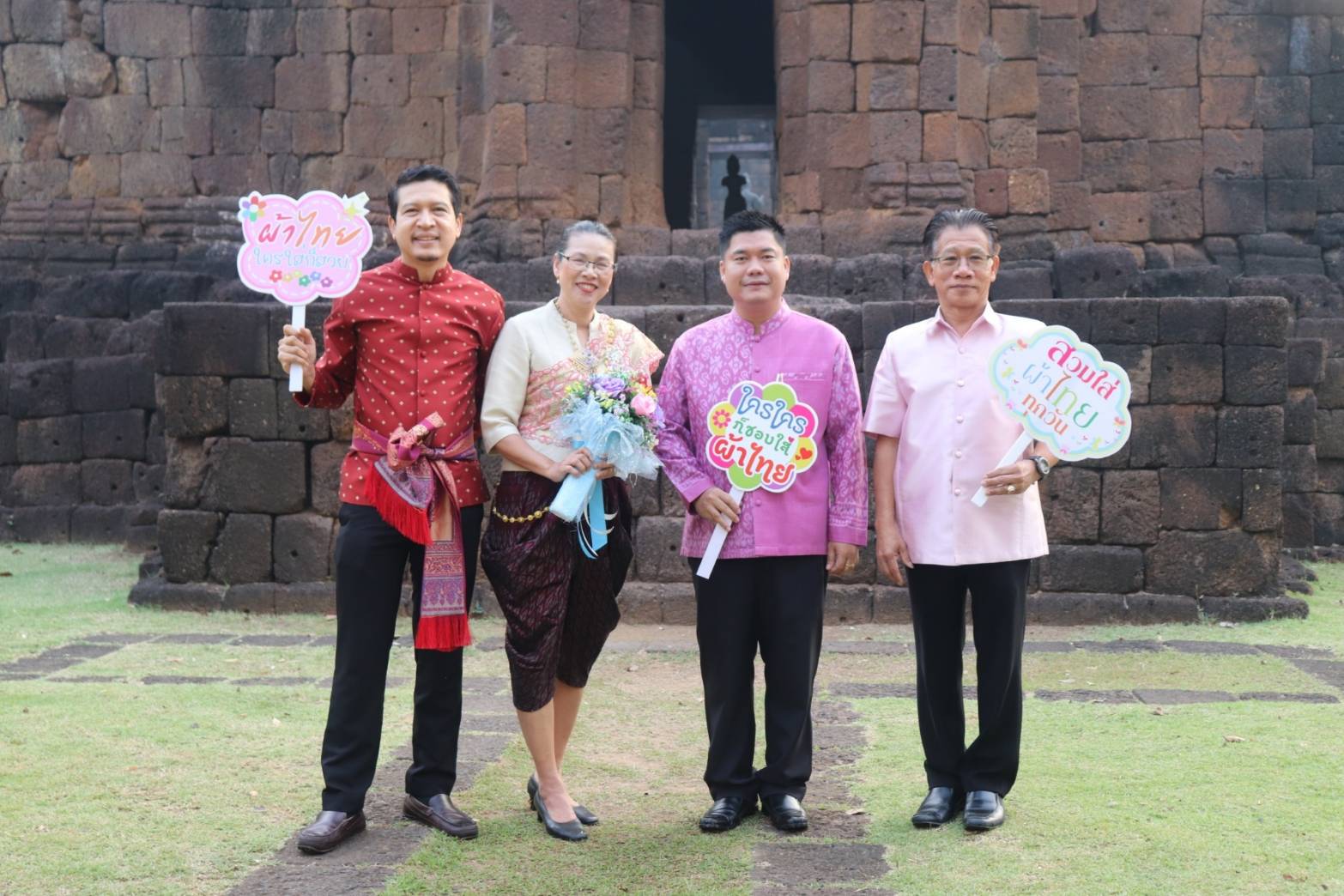 พัฒนาการจังหวัดกาญจนบุรี นำข้าราชการร่วมกิจกรรมสภากาแฟ แต่งกายย้อนยุค ด้วยลุคผ้าไทย สวยสมวัย เที่ยวที่ไหนก็สนุก
