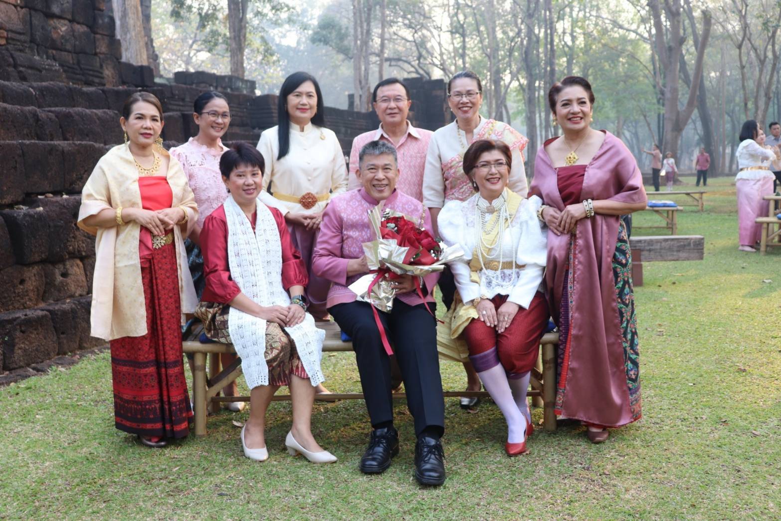 พัฒนาการจังหวัดกาญจนบุรี นำข้าราชการร่วมกิจกรรมสภากาแฟ แต่งกายย้อนยุค ด้วยลุคผ้าไทย สวยสมวัย เที่ยวที่ไหนก็สนุก