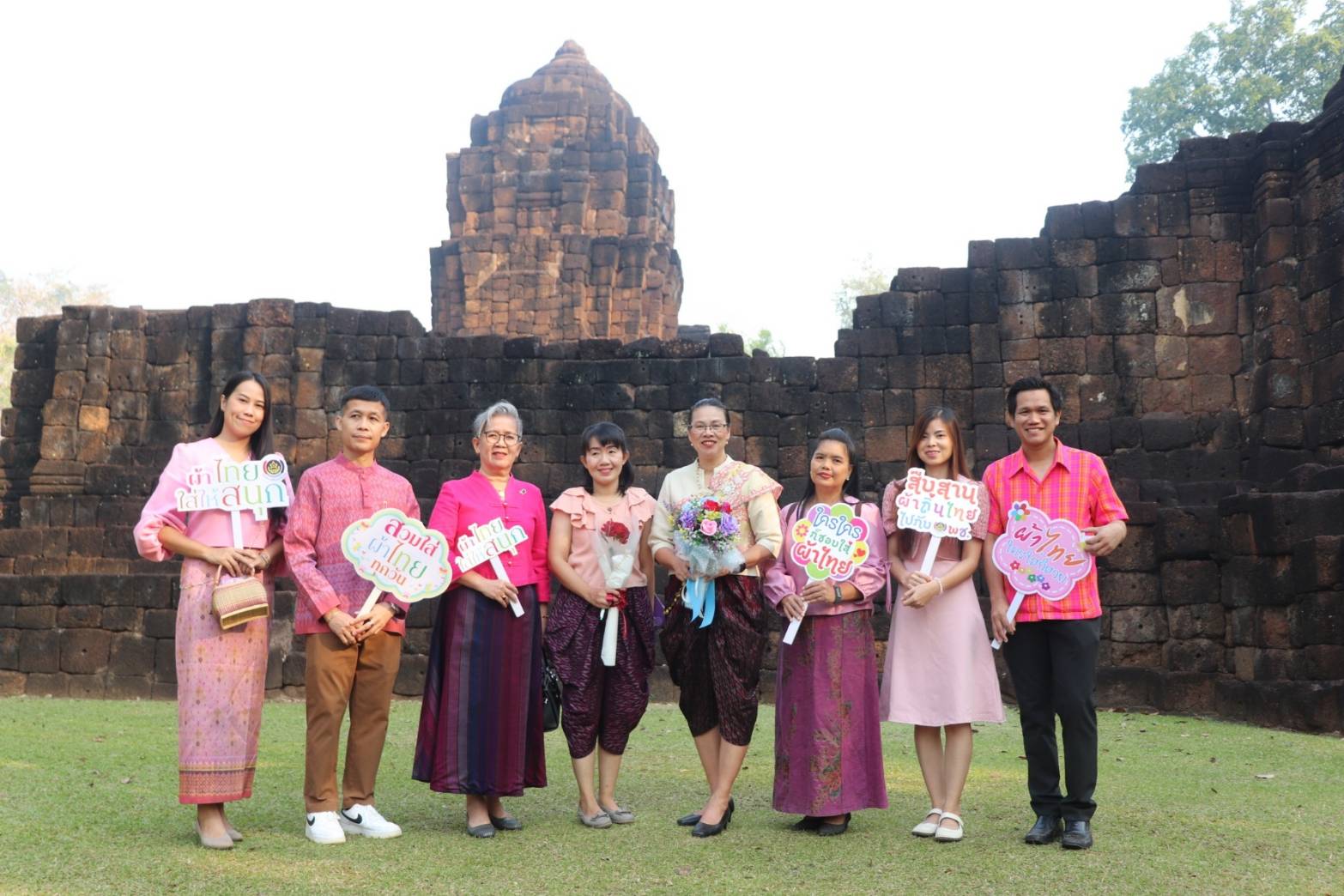 พัฒนาการจังหวัดกาญจนบุรี นำข้าราชการร่วมกิจกรรมสภากาแฟ แต่งกายย้อนยุค ด้วยลุคผ้าไทย สวยสมวัย เที่ยวที่ไหนก็สนุก