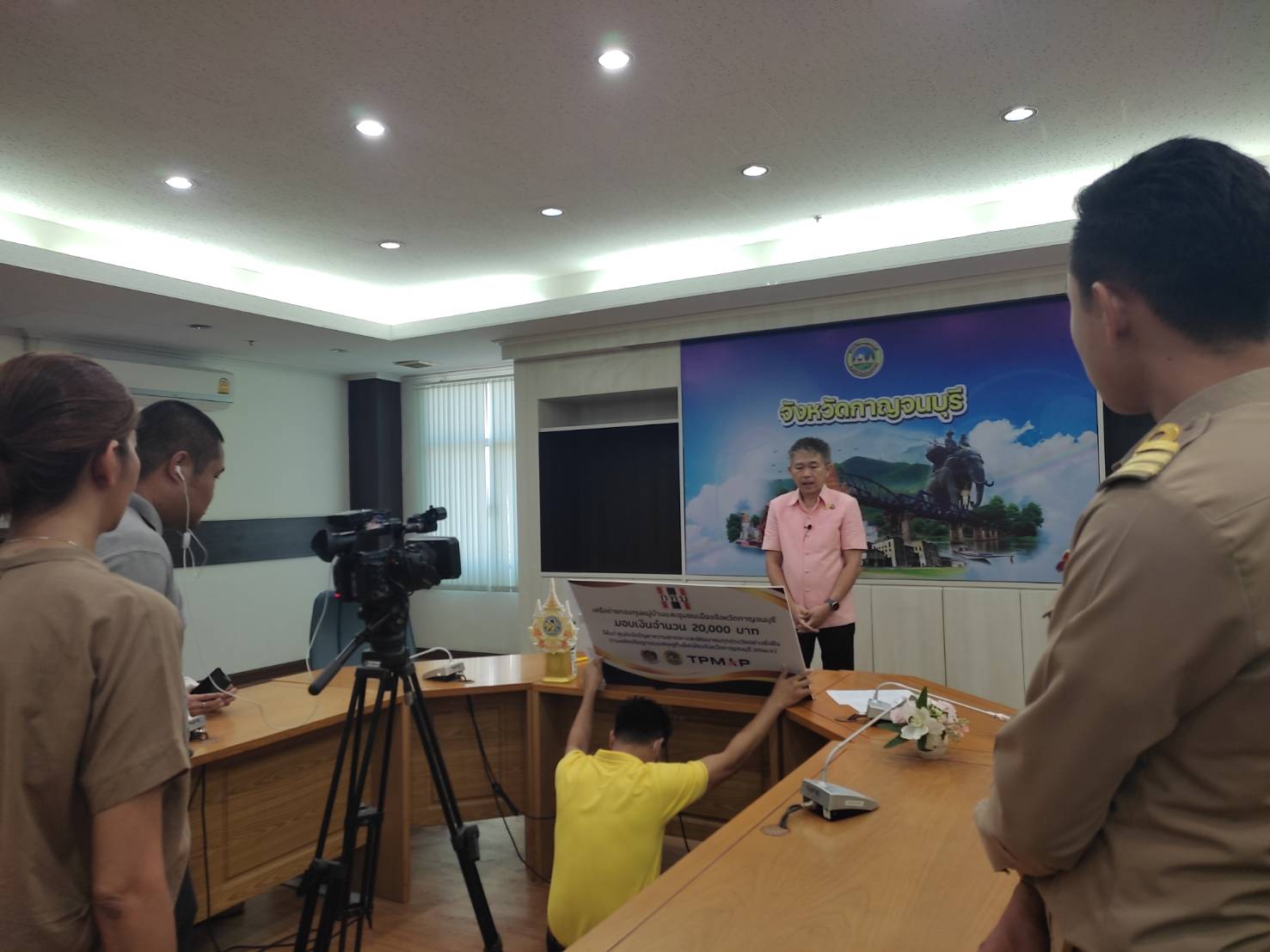 จังหวัดกาญจน์ บันทึกวิดีโอ ถอดบทเรียนความสำเร็จ การน้อมนำแนวพระราชดำริของสมเด็จพระกนิษฐาธิราชเจ้า กรมสมเด็จพระเทพรัตนราชสุดาฯ สยามบรมราชกุมารี สู่ปฏิบัติการปลูกผักสวนครัว เพื่อสร้างความมั่นคงทางอาหาร