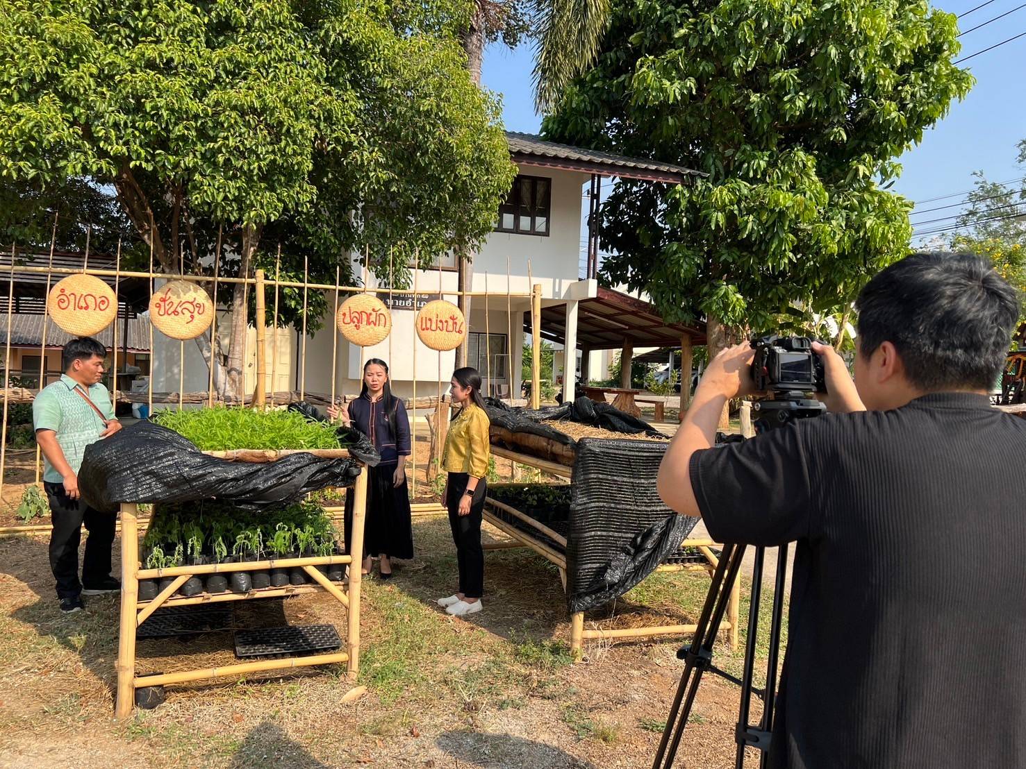 จังหวัดกาญจน์ บันทึกวิดีโอ ถอดบทเรียนความสำเร็จ การน้อมนำแนวพระราชดำริของสมเด็จพระกนิษฐาธิราชเจ้า กรมสมเด็จพระเทพรัตนราชสุดาฯ สยามบรมราชกุมารี สู่ปฏิบัติการปลูกผักสวนครัว เพื่อสร้างความมั่นคงทางอาหาร