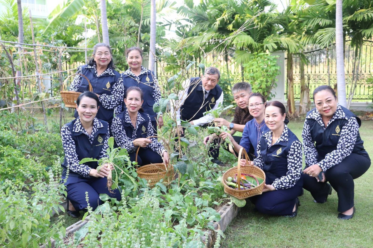 จังหวัดกาญจนบุรี ลุย!! ยกระดับการสร้างความมั่นคงทางอาหาร นำผลผลิตโคก หนอง นา โมเดลจังหวัดกาญจนบุรี เเละกิจกรรมบ้านนี้มีรัก ปลูกผักกินเอง สู่การแบ่งปันเพื่อสังคม ชุมชน และกลุ่มเปราะบาง