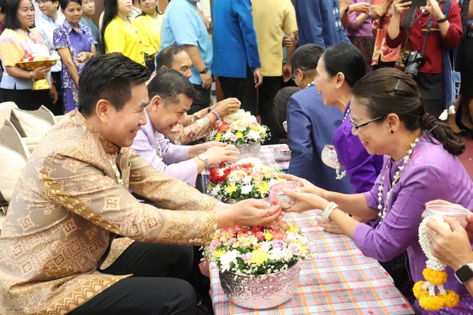 พช.กาญจนบุรี ร่วมกิจกรรม “Happy Family สืบสาน สงกรานต์ ตำนาน พช.” สืบสานประเพณีและวัฒนธรรมไทย เนื่องในเทศกาลสงกรานต์ ประจำปี 2567