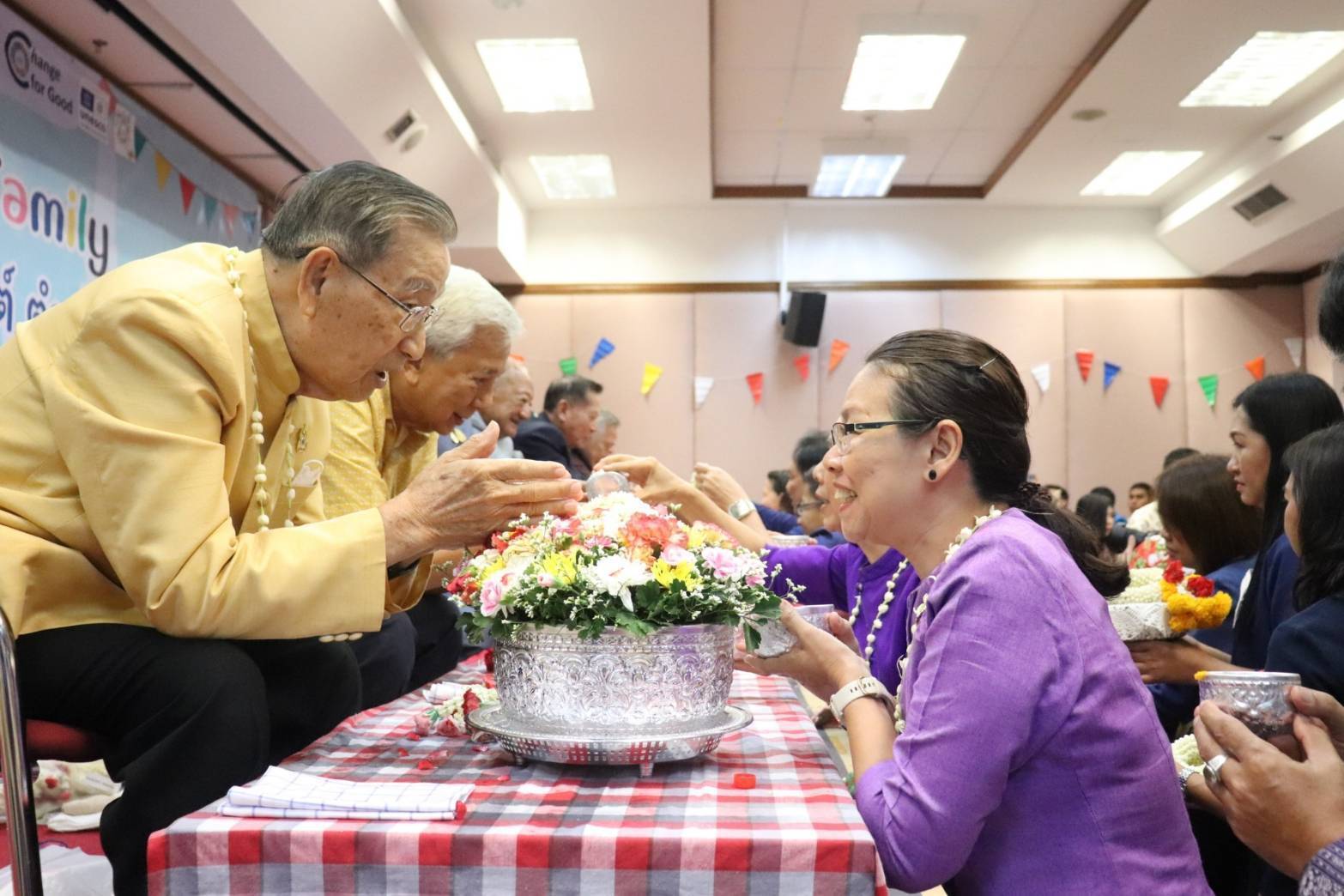 พช.กาญจนบุรี ร่วมกิจกรรม “Happy Family สืบสาน สงกรานต์ ตำนาน พช.” สืบสานประเพณีและวัฒนธรรมไทย เนื่องในเทศกาลสงกรานต์ ประจำปี 2567