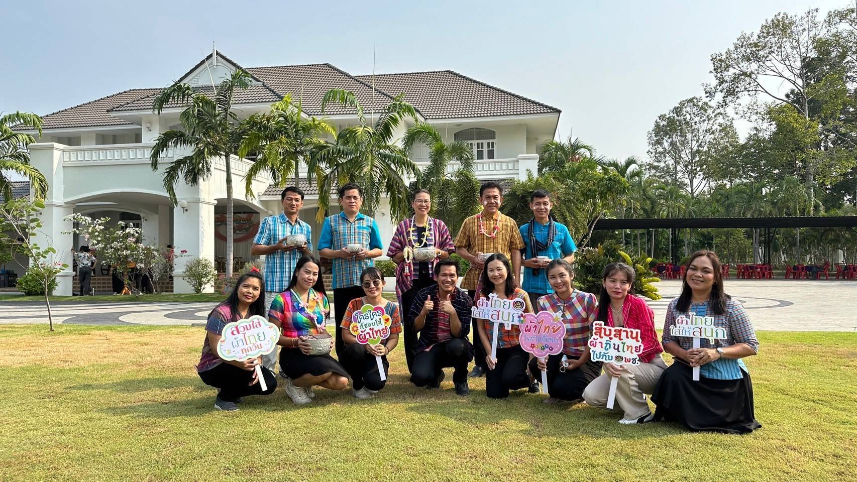 พช.กาญจนบุรี ร่วมรดน้ำขอพรผู้ว่าราชการจังหวัดกาญจนบุรี และนายกเหล่ากาชาดจังหวัดกาญจนบุรี เนื่องในประเพณีวันสงกรานต์ประจำปี 2567