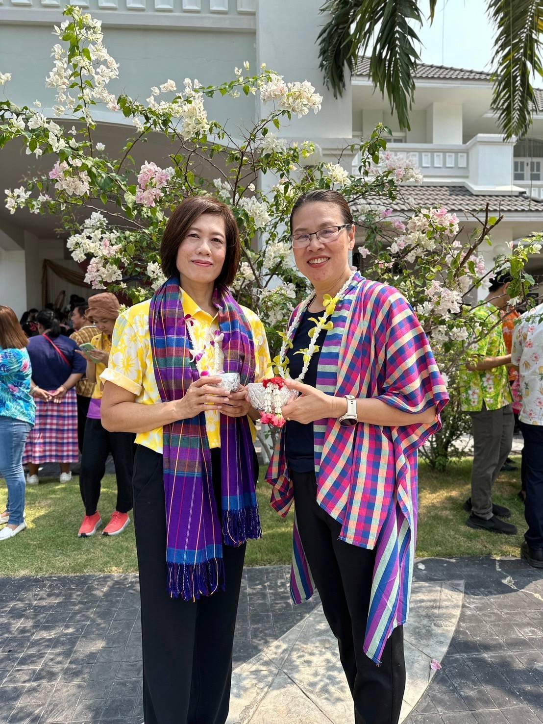 พช.กาญจนบุรี ร่วมรดน้ำขอพรผู้ว่าราชการจังหวัดกาญจนบุรี และนายกเหล่ากาชาดจังหวัดกาญจนบุรี เนื่องในประเพณีวันสงกรานต์ประจำปี 2567