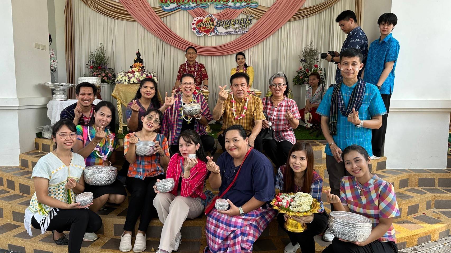 พช.กาญจนบุรี ร่วมรดน้ำขอพรผู้ว่าราชการจังหวัดกาญจนบุรี และนายกเหล่ากาชาดจังหวัดกาญจนบุรี เนื่องในประเพณีวันสงกรานต์ประจำปี 2567