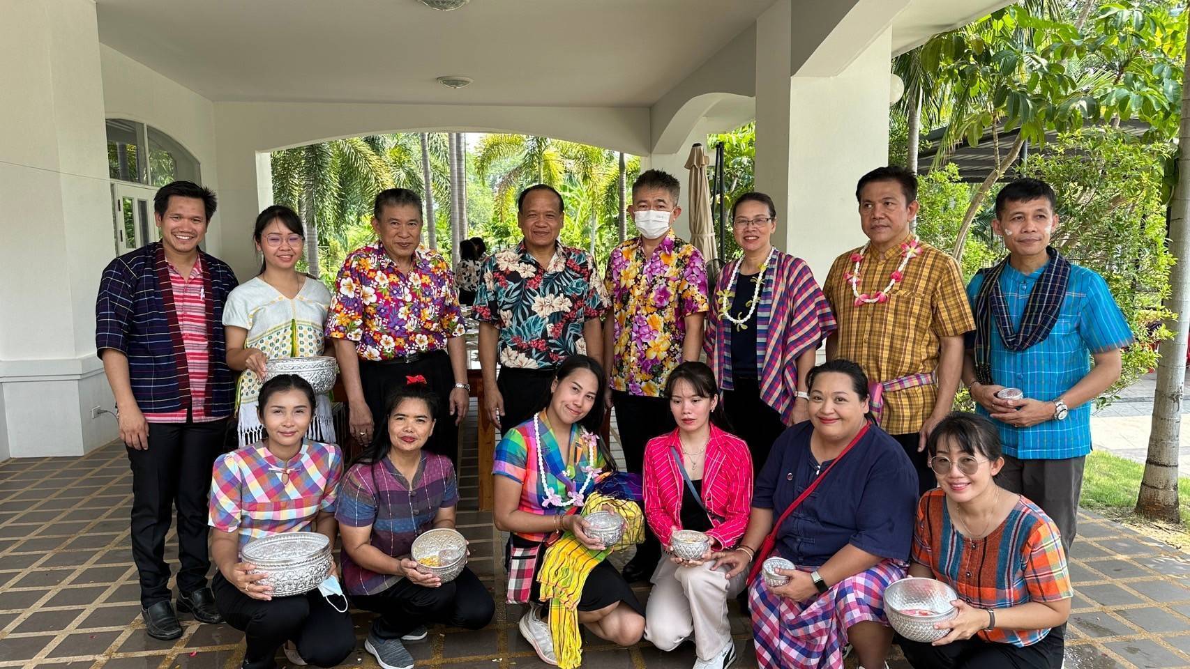 พช.กาญจนบุรี ร่วมรดน้ำขอพรผู้ว่าราชการจังหวัดกาญจนบุรี และนายกเหล่ากาชาดจังหวัดกาญจนบุรี เนื่องในประเพณีวันสงกรานต์ประจำปี 2567