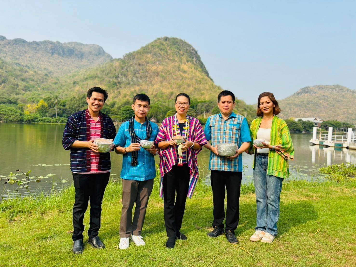 พช.กาญจนบุรี ร่วมรดน้ำขอพรผู้ว่าราชการจังหวัดกาญจนบุรี และนายกเหล่ากาชาดจังหวัดกาญจนบุรี เนื่องในประเพณีวันสงกรานต์ประจำปี 2567