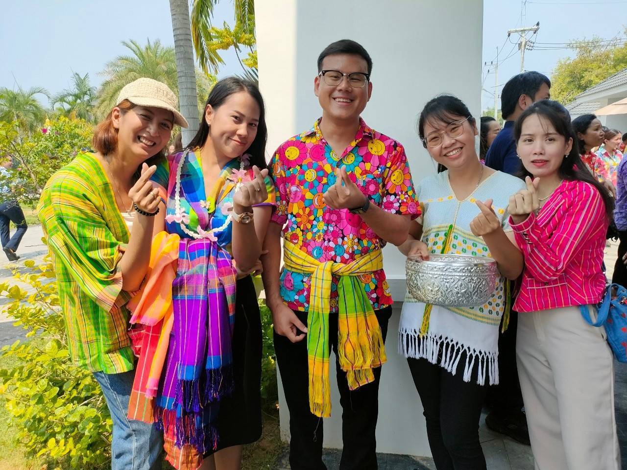 พช.กาญจนบุรี ร่วมรดน้ำขอพรผู้ว่าราชการจังหวัดกาญจนบุรี และนายกเหล่ากาชาดจังหวัดกาญจนบุรี เนื่องในประเพณีวันสงกรานต์ประจำปี 2567