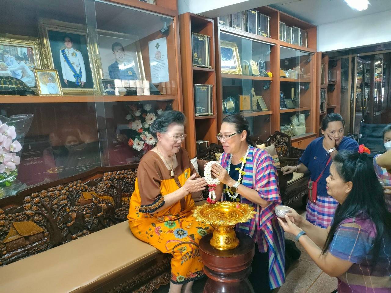 พช.กาญจนบุรี ร่วมรดน้ำขอพรผู้ว่าราชการจังหวัดกาญจนบุรี และนายกเหล่ากาชาดจังหวัดกาญจนบุรี เนื่องในประเพณีวันสงกรานต์ประจำปี 2567