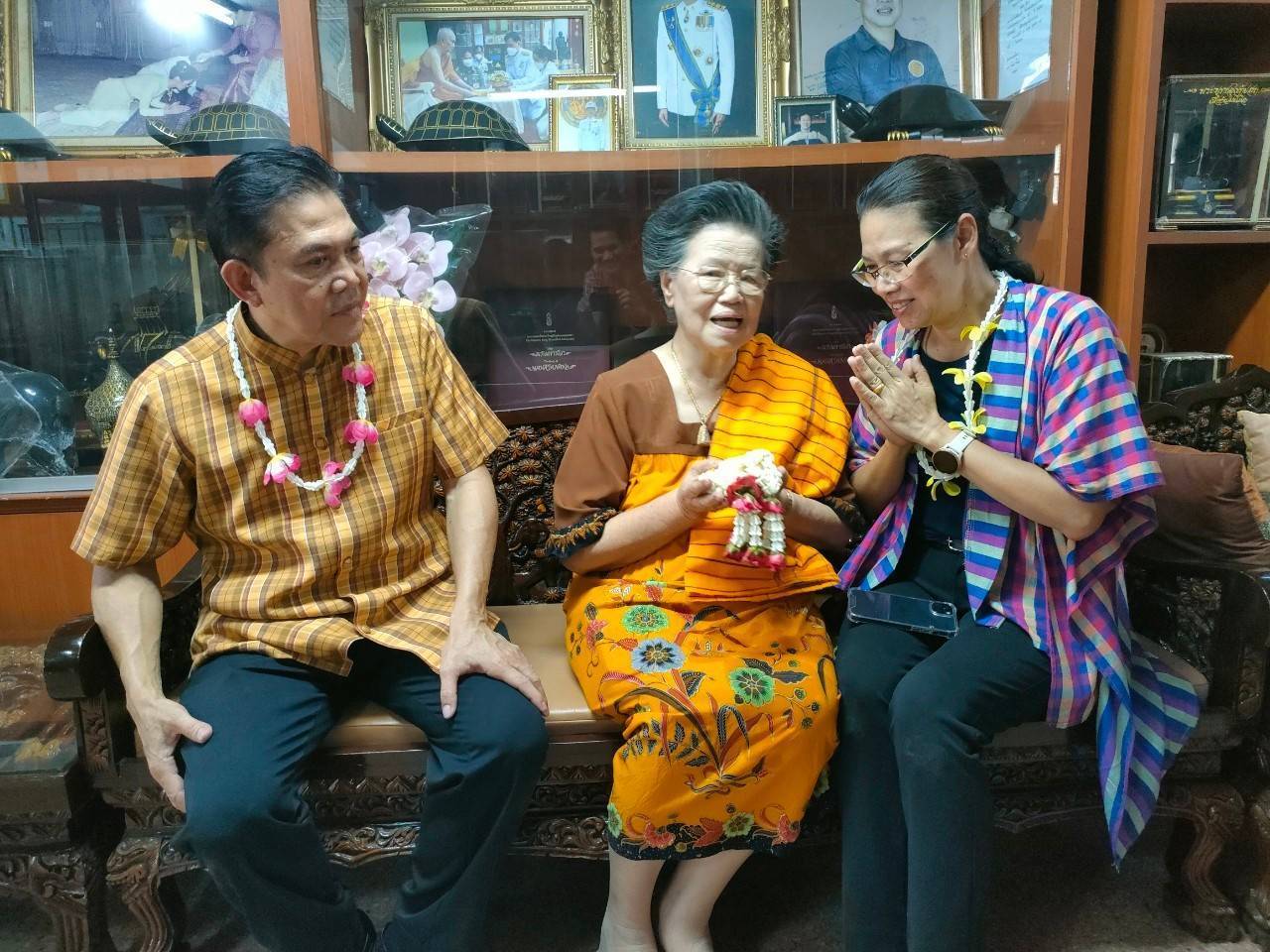 พช.กาญจนบุรี ร่วมรดน้ำขอพรผู้ว่าราชการจังหวัดกาญจนบุรี และนายกเหล่ากาชาดจังหวัดกาญจนบุรี เนื่องในประเพณีวันสงกรานต์ประจำปี 2567