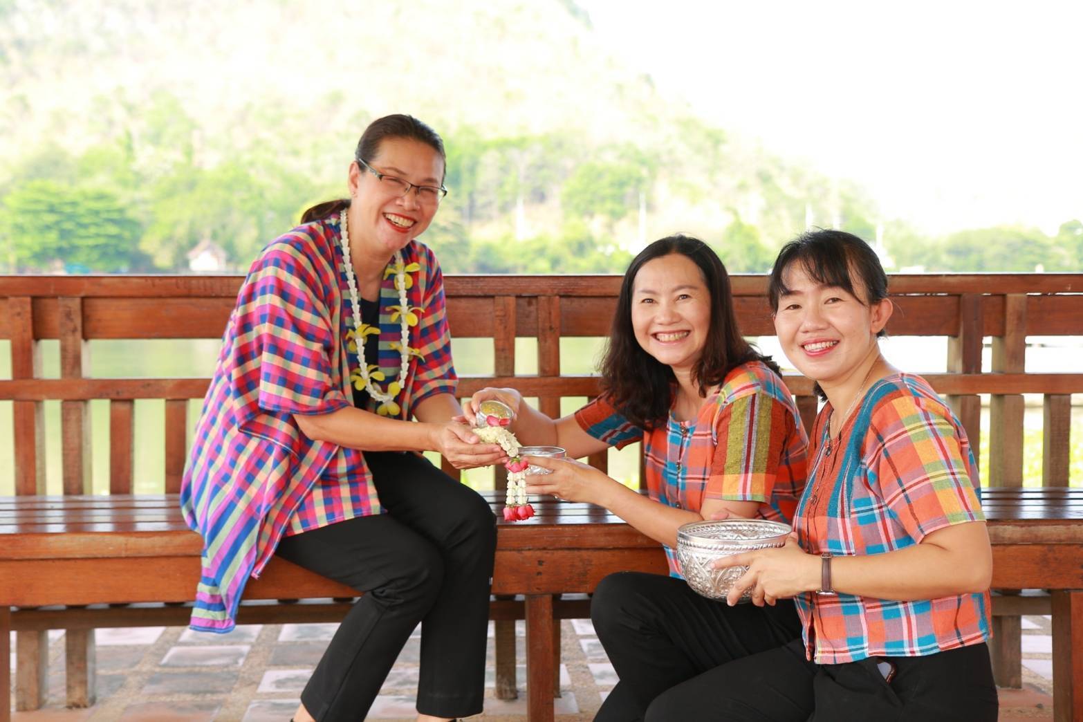 พช.กาญจนบุรี ร่วมรดน้ำขอพรผู้ว่าราชการจังหวัดกาญจนบุรี และนายกเหล่ากาชาดจังหวัดกาญจนบุรี เนื่องในประเพณีวันสงกรานต์ประจำปี 2567