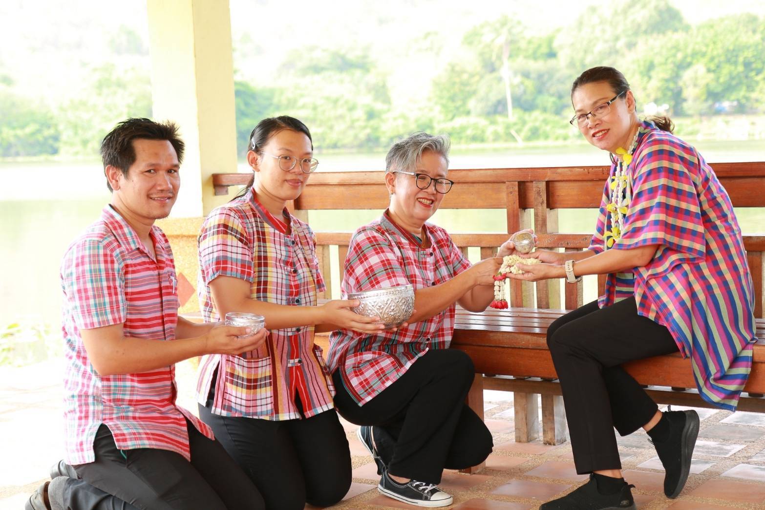 พช.กาญจนบุรี ร่วมรดน้ำขอพรผู้ว่าราชการจังหวัดกาญจนบุรี และนายกเหล่ากาชาดจังหวัดกาญจนบุรี เนื่องในประเพณีวันสงกรานต์ประจำปี 2567