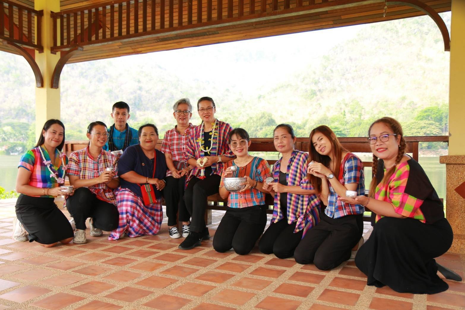 พช.กาญจนบุรี ร่วมรดน้ำขอพรผู้ว่าราชการจังหวัดกาญจนบุรี และนายกเหล่ากาชาดจังหวัดกาญจนบุรี เนื่องในประเพณีวันสงกรานต์ประจำปี 2567