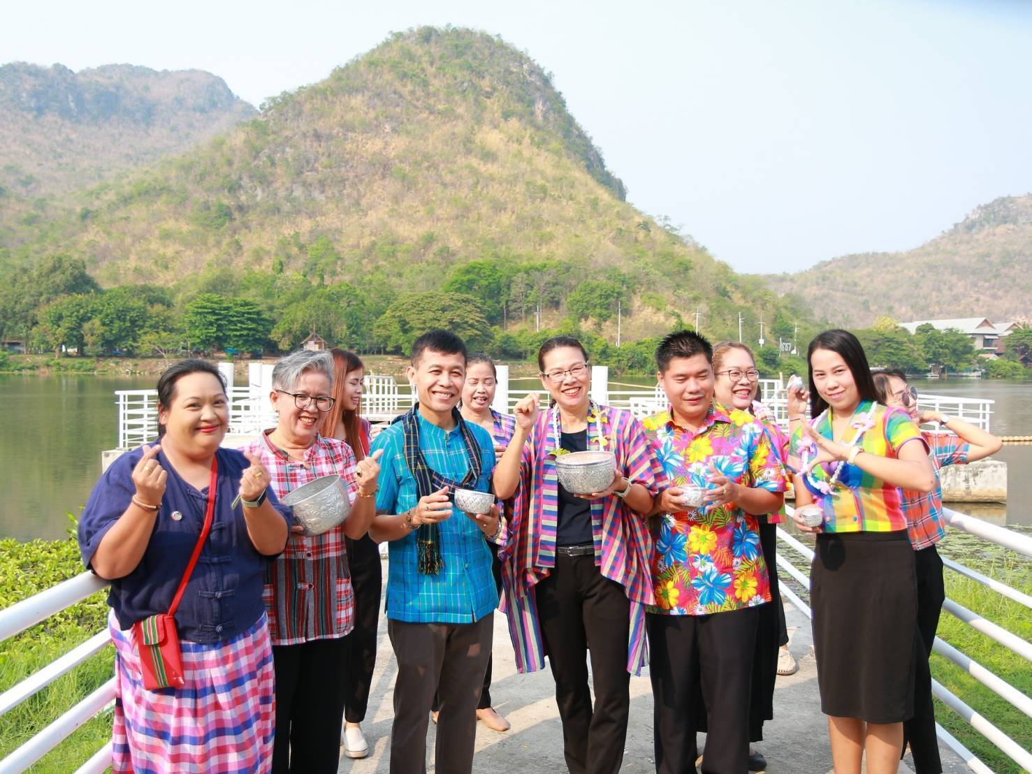 พช.กาญจนบุรี ร่วมรดน้ำขอพรผู้ว่าราชการจังหวัดกาญจนบุรี และนายกเหล่ากาชาดจังหวัดกาญจนบุรี เนื่องในประเพณีวันสงกรานต์ประจำปี 2567