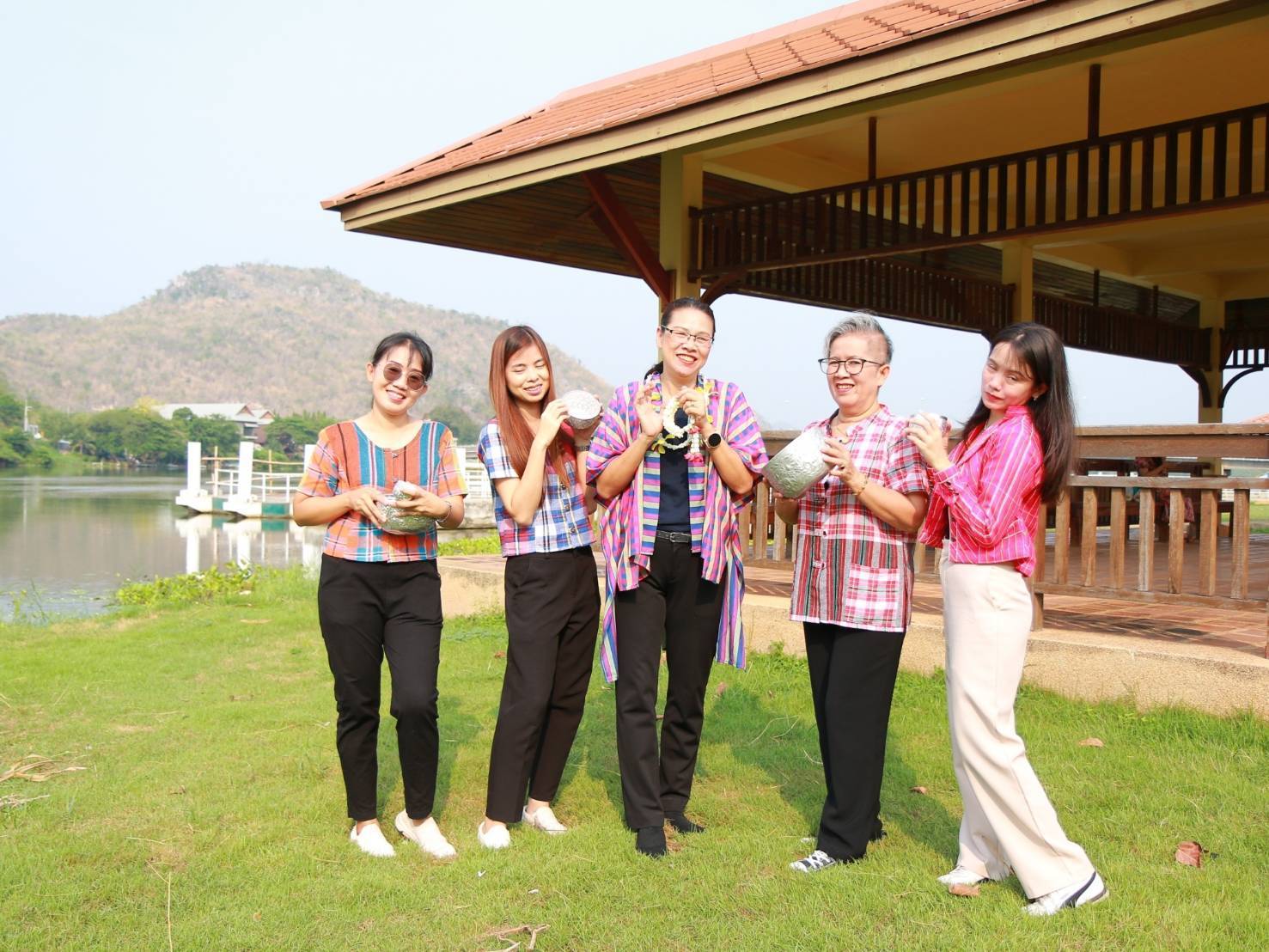 พช.กาญจนบุรี ร่วมรดน้ำขอพรผู้ว่าราชการจังหวัดกาญจนบุรี และนายกเหล่ากาชาดจังหวัดกาญจนบุรี เนื่องในประเพณีวันสงกรานต์ประจำปี 2567