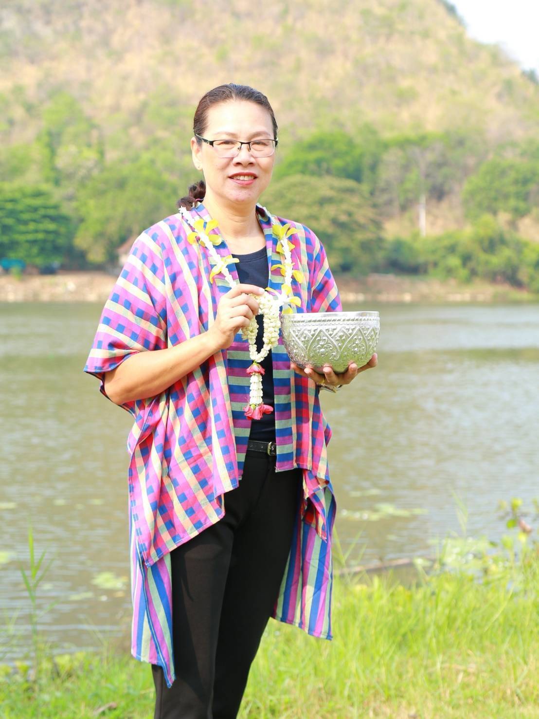 พช.กาญจนบุรี ร่วมรดน้ำขอพรผู้ว่าราชการจังหวัดกาญจนบุรี และนายกเหล่ากาชาดจังหวัดกาญจนบุรี เนื่องในประเพณีวันสงกรานต์ประจำปี 2567