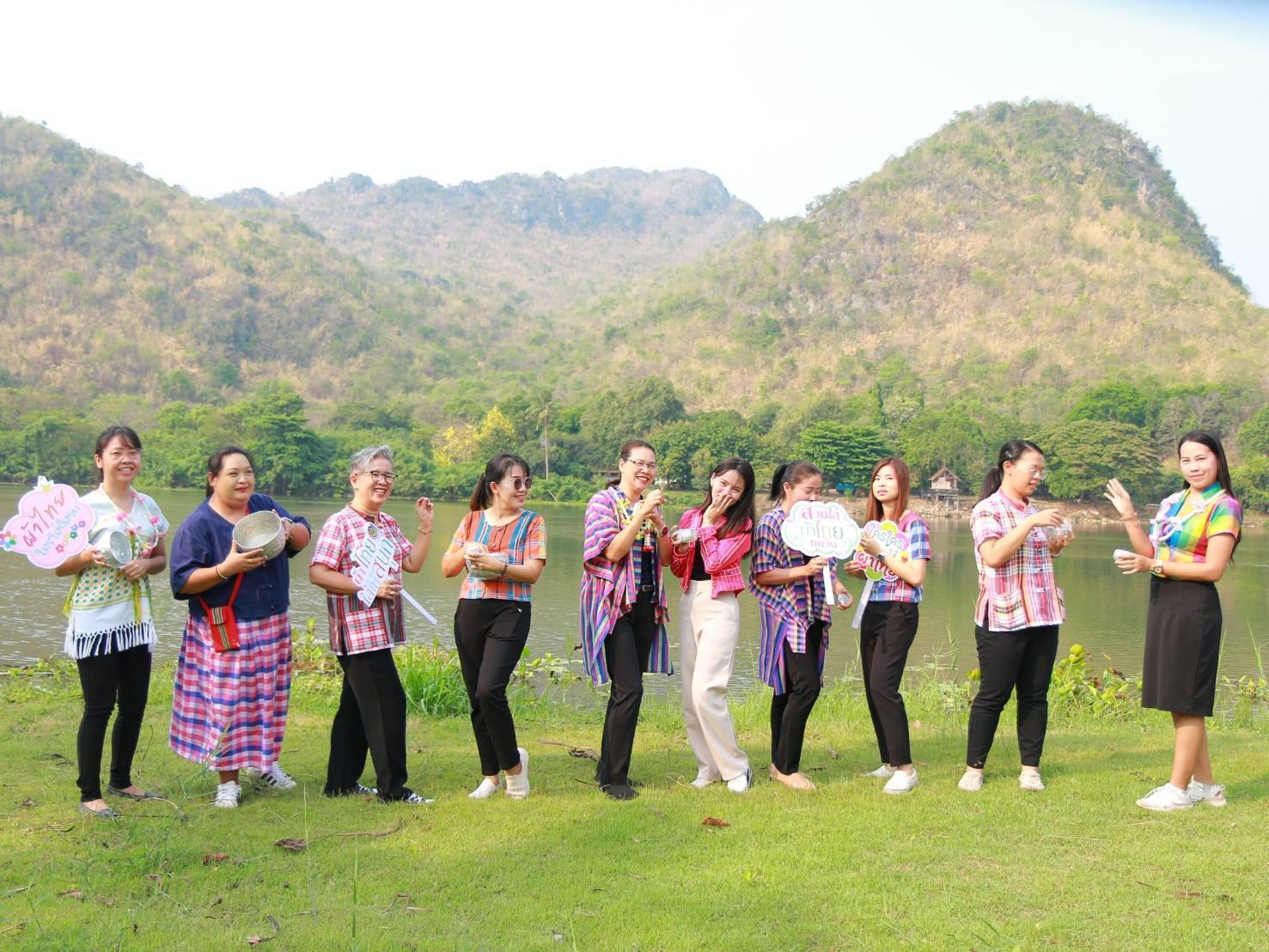พช.กาญจนบุรี ร่วมรดน้ำขอพรผู้ว่าราชการจังหวัดกาญจนบุรี และนายกเหล่ากาชาดจังหวัดกาญจนบุรี เนื่องในประเพณีวันสงกรานต์ประจำปี 2567