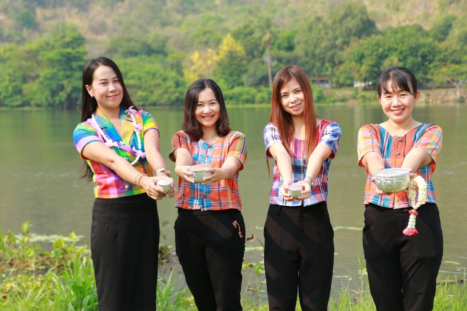 พช.กาญจนบุรี ร่วมรดน้ำขอพรผู้ว่าราชการจังหวัดกาญจนบุรี และนายกเหล่ากาชาดจังหวัดกาญจนบุรี เนื่องในประเพณีวันสงกรานต์ประจำปี 2567