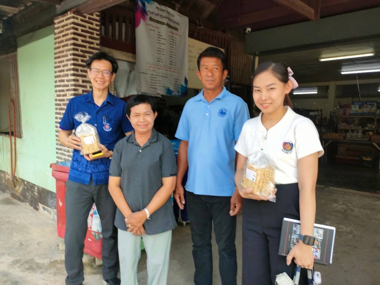 พช. กาญจนบุรี รับการติดตามสนับสนุนเชิงวิชาการการดำเนินงานศูนย์สาธิตการตลาด ในพื้นที่จังหวัดกาญจนบุรี