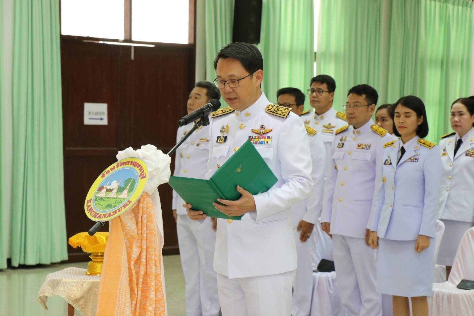 จังหวัดกาญจนบุรี จัดพิธีมอบแบบลายผ้าพระราชทาน “ผ้าลายสิริวชิราภรณ์” “ผ้าลายชบาปัตตานี” และเครื่องหมายรับรองสินค้าแฟชั่นและหัตถกรรมพระราชทาน “Sustainable Fashion: แฟชั่นแห่งความยั่งยืน” ให้กับช่างทอผ้าทุกกลุ่ม ทุกเทคนิค เพื่อพัฒนาคุณภาพชีวิตประชาชนอย่างยั่งยืน