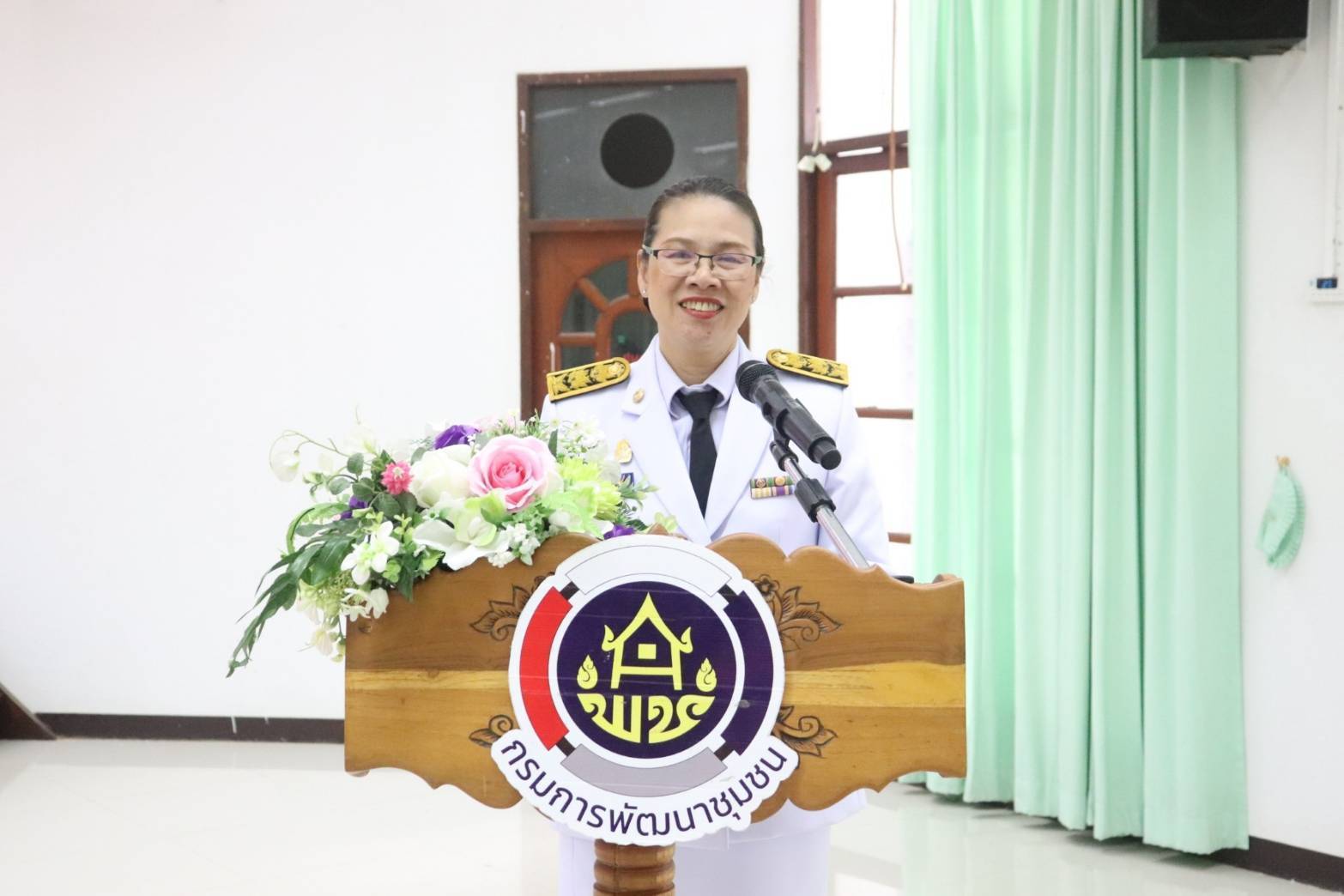 จังหวัดกาญจนบุรี จัดพิธีมอบแบบลายผ้าพระราชทาน “ผ้าลายสิริวชิราภรณ์” “ผ้าลายชบาปัตตานี” และเครื่องหมายรับรองสินค้าแฟชั่นและหัตถกรรมพระราชทาน “Sustainable Fashion: แฟชั่นแห่งความยั่งยืน” ให้กับช่างทอผ้าทุกกลุ่ม ทุกเทคนิค เพื่อพัฒนาคุณภาพชีวิตประชาชนอย่างยั่งยืน