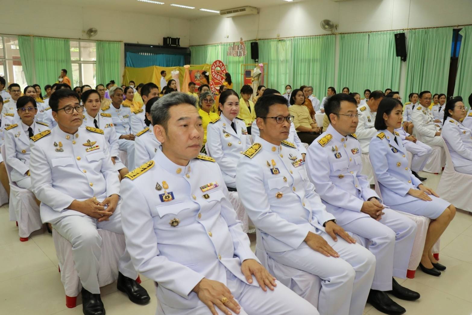 จังหวัดกาญจนบุรี จัดพิธีมอบแบบลายผ้าพระราชทาน “ผ้าลายสิริวชิราภรณ์” “ผ้าลายชบาปัตตานี” และเครื่องหมายรับรองสินค้าแฟชั่นและหัตถกรรมพระราชทาน “Sustainable Fashion: แฟชั่นแห่งความยั่งยืน” ให้กับช่างทอผ้าทุกกลุ่ม ทุกเทคนิค เพื่อพัฒนาคุณภาพชีวิตประชาชนอย่างยั่งยืน