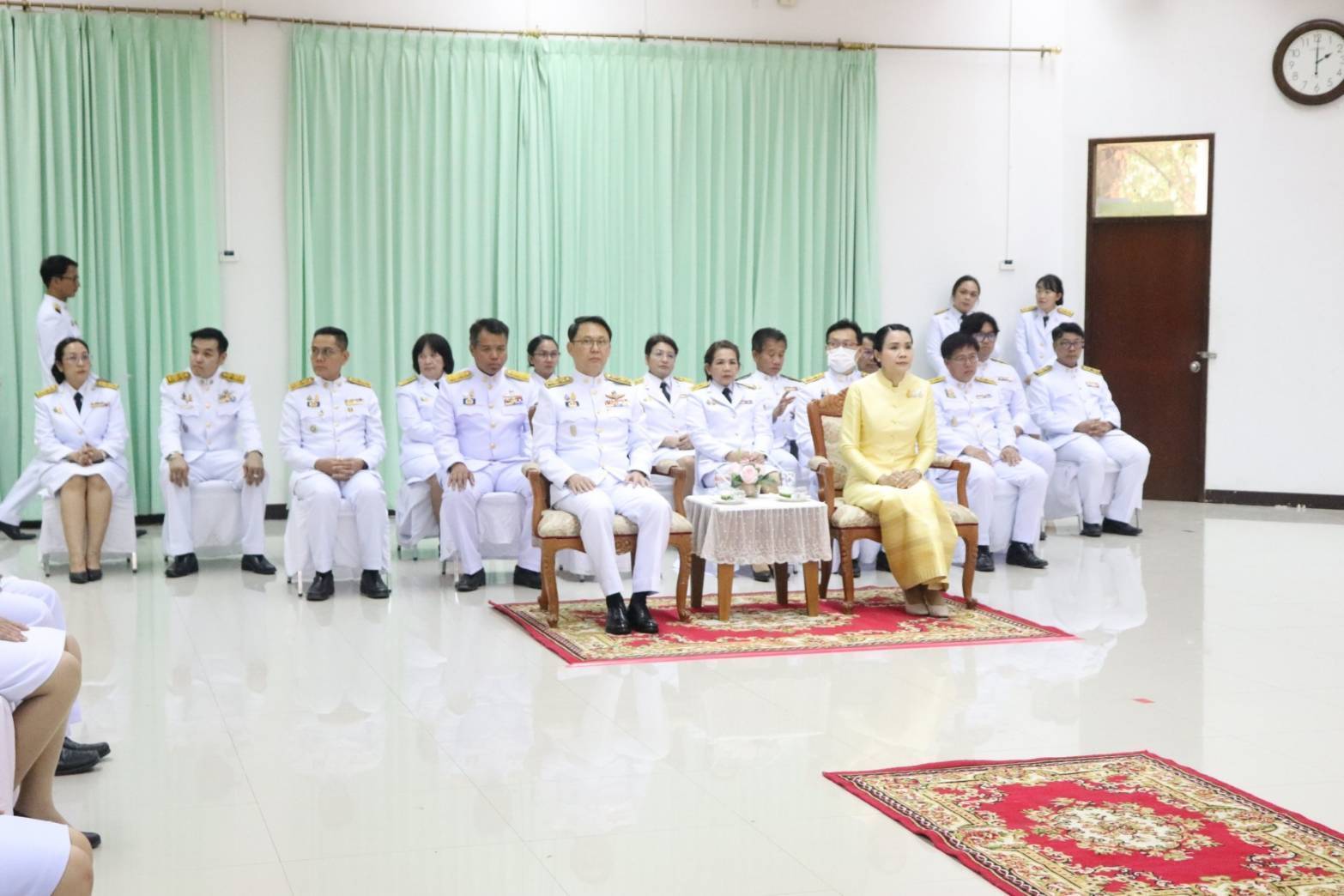 จังหวัดกาญจนบุรี จัดพิธีมอบแบบลายผ้าพระราชทาน “ผ้าลายสิริวชิราภรณ์” “ผ้าลายชบาปัตตานี” และเครื่องหมายรับรองสินค้าแฟชั่นและหัตถกรรมพระราชทาน “Sustainable Fashion: แฟชั่นแห่งความยั่งยืน” ให้กับช่างทอผ้าทุกกลุ่ม ทุกเทคนิค เพื่อพัฒนาคุณภาพชีวิตประชาชนอย่างยั่งยืน