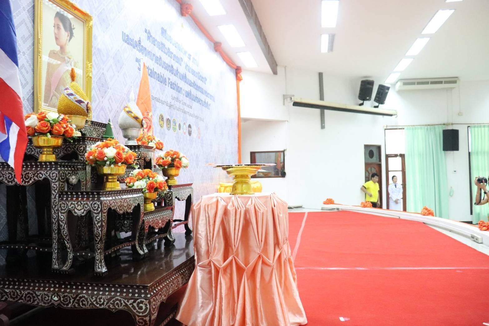 จังหวัดกาญจนบุรี จัดพิธีมอบแบบลายผ้าพระราชทาน “ผ้าลายสิริวชิราภรณ์” “ผ้าลายชบาปัตตานี” และเครื่องหมายรับรองสินค้าแฟชั่นและหัตถกรรมพระราชทาน “Sustainable Fashion: แฟชั่นแห่งความยั่งยืน” ให้กับช่างทอผ้าทุกกลุ่ม ทุกเทคนิค เพื่อพัฒนาคุณภาพชีวิตประชาชนอย่างยั่งยืน