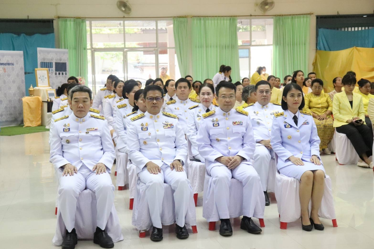 จังหวัดกาญจนบุรี จัดพิธีมอบแบบลายผ้าพระราชทาน “ผ้าลายสิริวชิราภรณ์” “ผ้าลายชบาปัตตานี” และเครื่องหมายรับรองสินค้าแฟชั่นและหัตถกรรมพระราชทาน “Sustainable Fashion: แฟชั่นแห่งความยั่งยืน” ให้กับช่างทอผ้าทุกกลุ่ม ทุกเทคนิค เพื่อพัฒนาคุณภาพชีวิตประชาชนอย่างยั่งยืน
