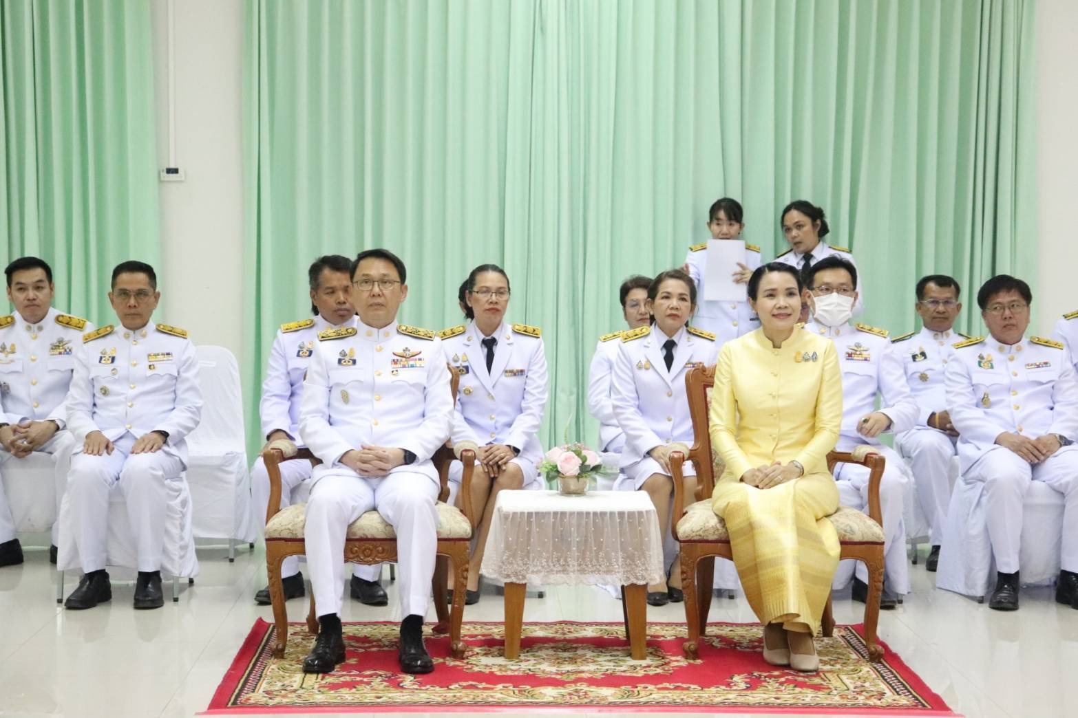 จังหวัดกาญจนบุรี จัดพิธีมอบแบบลายผ้าพระราชทาน “ผ้าลายสิริวชิราภรณ์” “ผ้าลายชบาปัตตานี” และเครื่องหมายรับรองสินค้าแฟชั่นและหัตถกรรมพระราชทาน “Sustainable Fashion: แฟชั่นแห่งความยั่งยืน” ให้กับช่างทอผ้าทุกกลุ่ม ทุกเทคนิค เพื่อพัฒนาคุณภาพชีวิตประชาชนอย่างยั่งยืน
