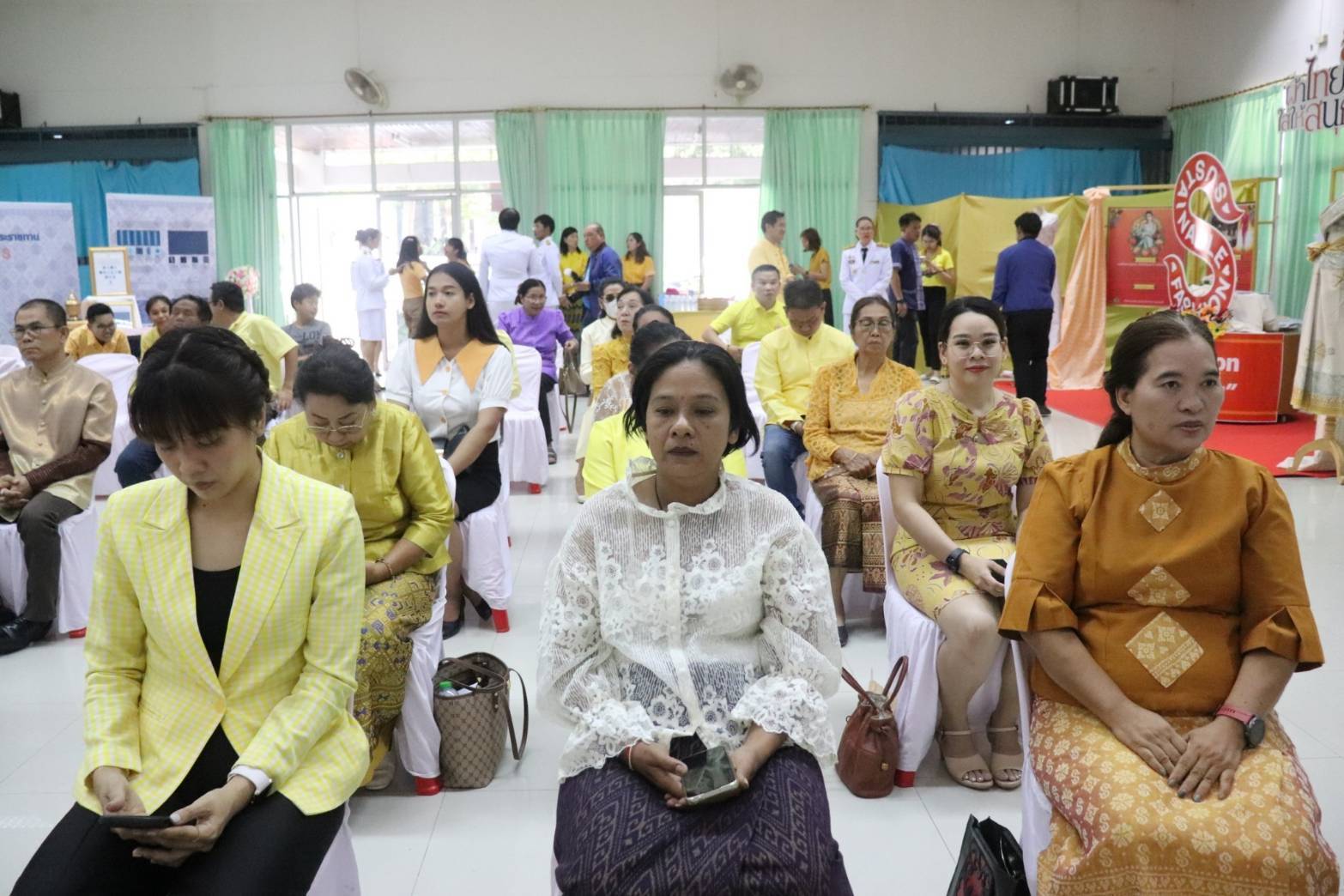 จังหวัดกาญจนบุรี จัดพิธีมอบแบบลายผ้าพระราชทาน “ผ้าลายสิริวชิราภรณ์” “ผ้าลายชบาปัตตานี” และเครื่องหมายรับรองสินค้าแฟชั่นและหัตถกรรมพระราชทาน “Sustainable Fashion: แฟชั่นแห่งความยั่งยืน” ให้กับช่างทอผ้าทุกกลุ่ม ทุกเทคนิค เพื่อพัฒนาคุณภาพชีวิตประชาชนอย่างยั่งยืน