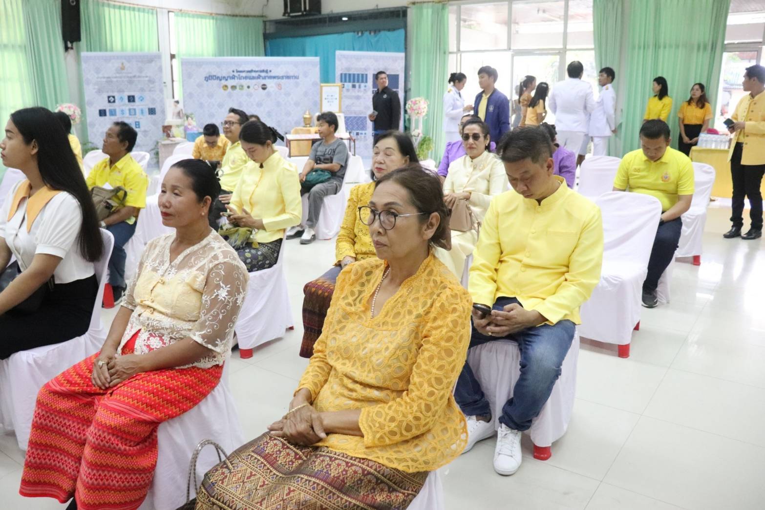 จังหวัดกาญจนบุรี จัดพิธีมอบแบบลายผ้าพระราชทาน “ผ้าลายสิริวชิราภรณ์” “ผ้าลายชบาปัตตานี” และเครื่องหมายรับรองสินค้าแฟชั่นและหัตถกรรมพระราชทาน “Sustainable Fashion: แฟชั่นแห่งความยั่งยืน” ให้กับช่างทอผ้าทุกกลุ่ม ทุกเทคนิค เพื่อพัฒนาคุณภาพชีวิตประชาชนอย่างยั่งยืน