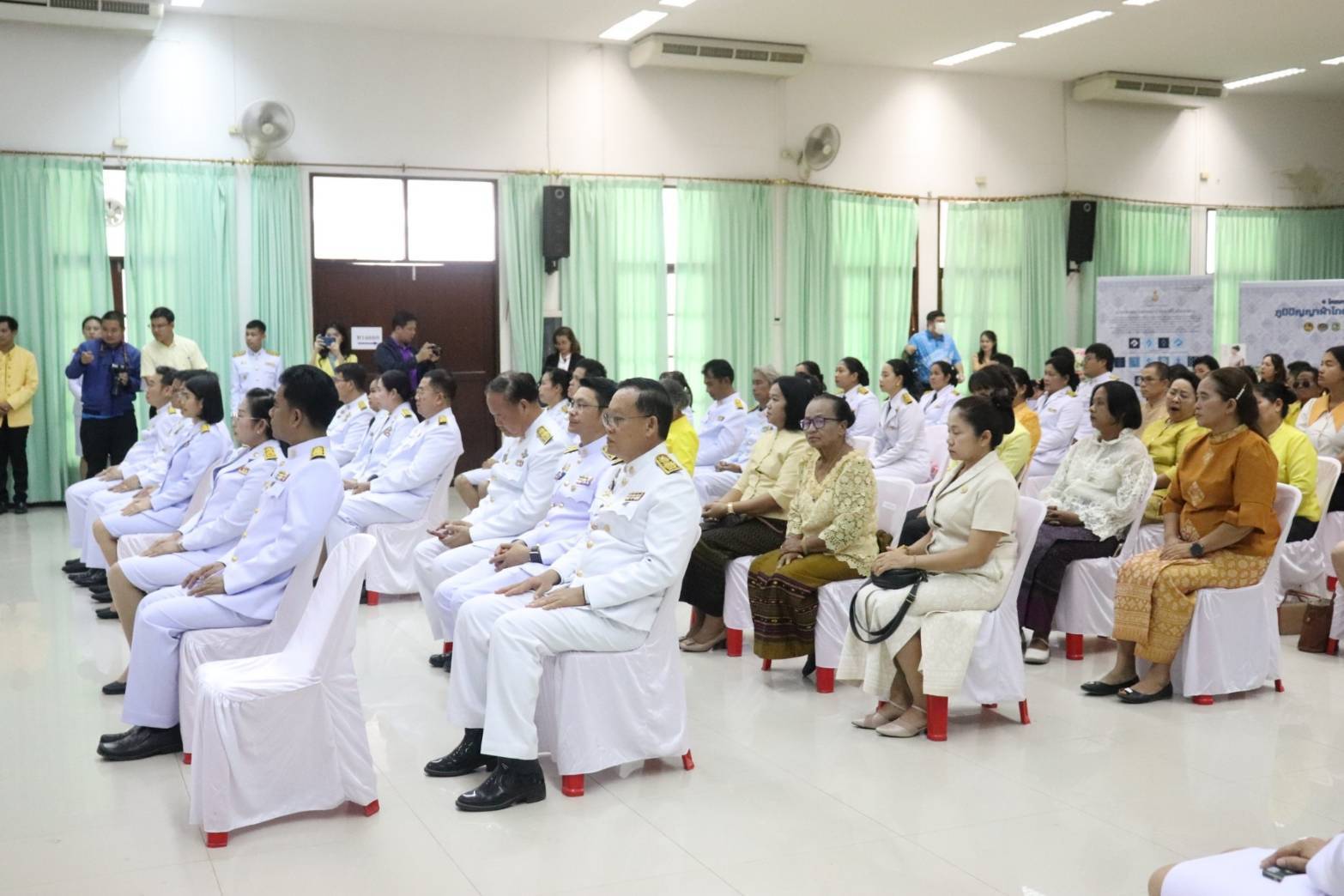 จังหวัดกาญจนบุรี จัดพิธีมอบแบบลายผ้าพระราชทาน “ผ้าลายสิริวชิราภรณ์” “ผ้าลายชบาปัตตานี” และเครื่องหมายรับรองสินค้าแฟชั่นและหัตถกรรมพระราชทาน “Sustainable Fashion: แฟชั่นแห่งความยั่งยืน” ให้กับช่างทอผ้าทุกกลุ่ม ทุกเทคนิค เพื่อพัฒนาคุณภาพชีวิตประชาชนอย่างยั่งยืน