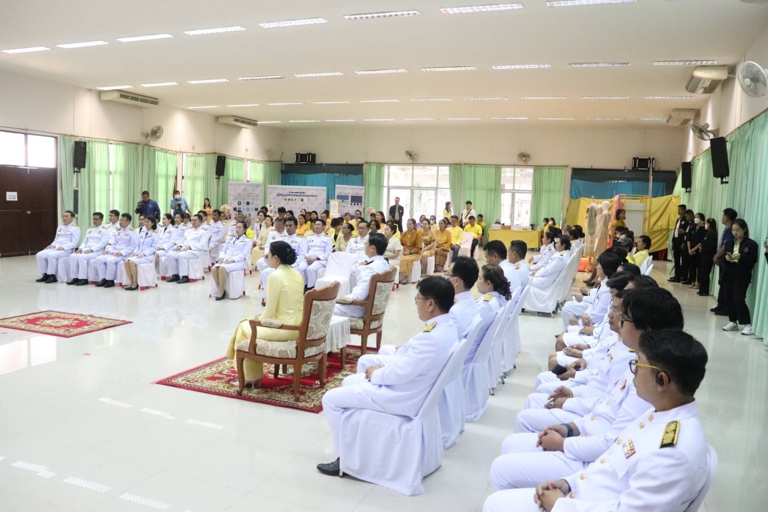 จังหวัดกาญจนบุรี จัดพิธีมอบแบบลายผ้าพระราชทาน “ผ้าลายสิริวชิราภรณ์” “ผ้าลายชบาปัตตานี” และเครื่องหมายรับรองสินค้าแฟชั่นและหัตถกรรมพระราชทาน “Sustainable Fashion: แฟชั่นแห่งความยั่งยืน” ให้กับช่างทอผ้าทุกกลุ่ม ทุกเทคนิค เพื่อพัฒนาคุณภาพชีวิตประชาชนอย่างยั่งยืน