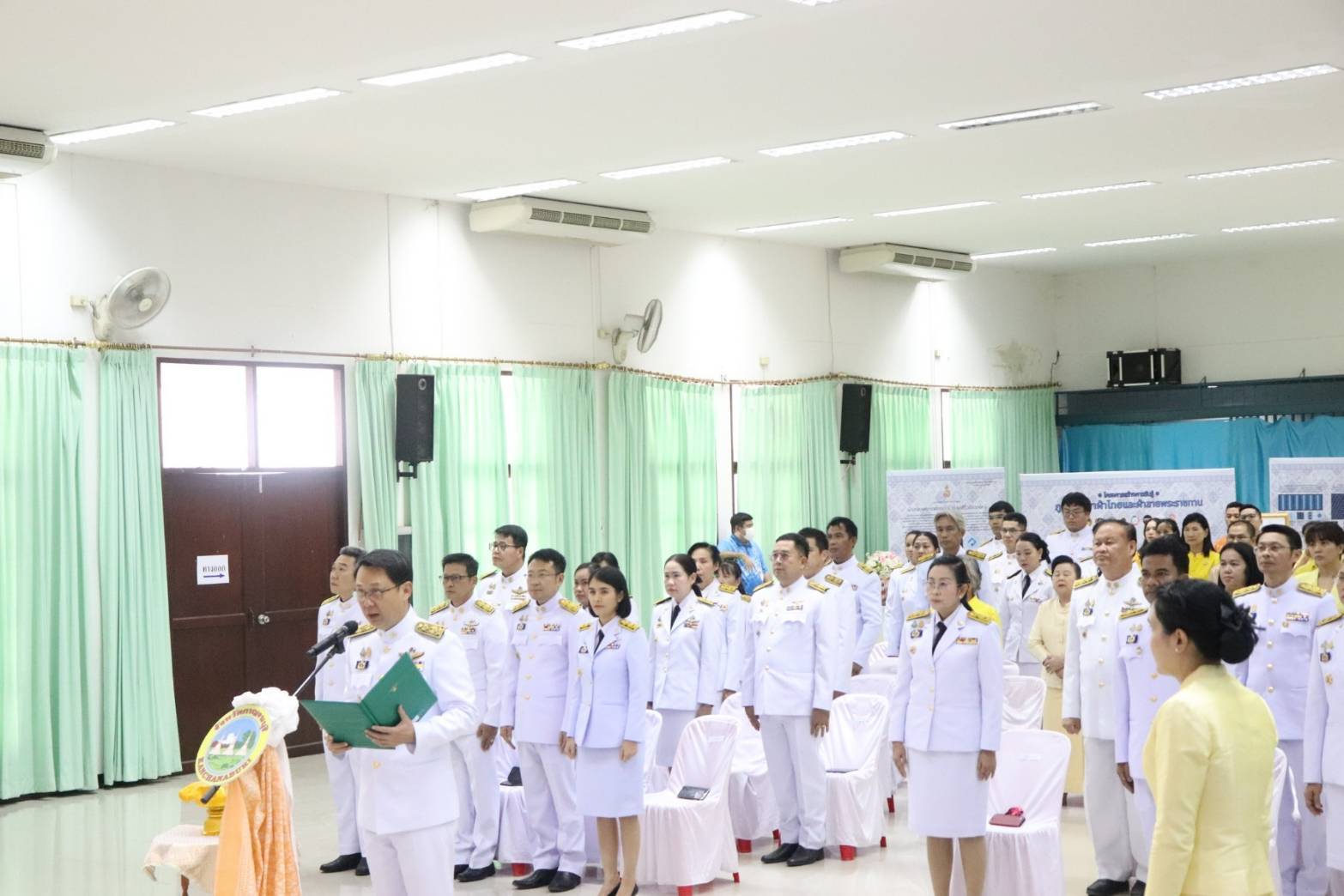 จังหวัดกาญจนบุรี จัดพิธีมอบแบบลายผ้าพระราชทาน “ผ้าลายสิริวชิราภรณ์” “ผ้าลายชบาปัตตานี” และเครื่องหมายรับรองสินค้าแฟชั่นและหัตถกรรมพระราชทาน “Sustainable Fashion: แฟชั่นแห่งความยั่งยืน” ให้กับช่างทอผ้าทุกกลุ่ม ทุกเทคนิค เพื่อพัฒนาคุณภาพชีวิตประชาชนอย่างยั่งยืน