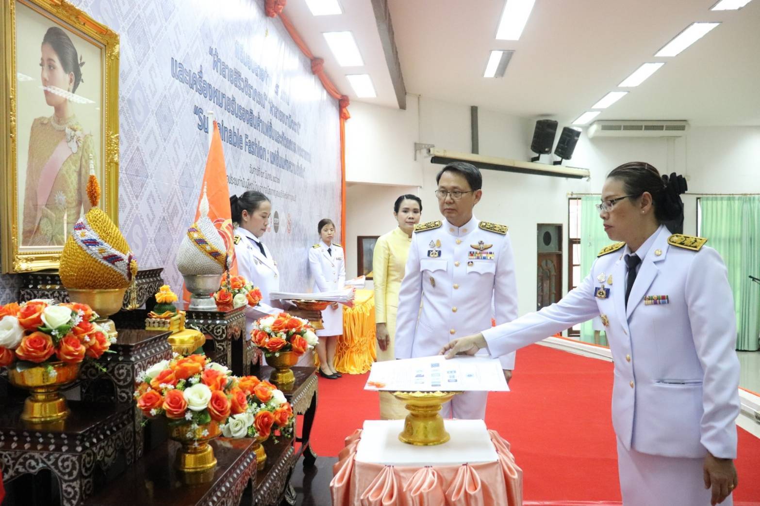 จังหวัดกาญจนบุรี จัดพิธีมอบแบบลายผ้าพระราชทาน “ผ้าลายสิริวชิราภรณ์” “ผ้าลายชบาปัตตานี” และเครื่องหมายรับรองสินค้าแฟชั่นและหัตถกรรมพระราชทาน “Sustainable Fashion: แฟชั่นแห่งความยั่งยืน” ให้กับช่างทอผ้าทุกกลุ่ม ทุกเทคนิค เพื่อพัฒนาคุณภาพชีวิตประชาชนอย่างยั่งยืน
