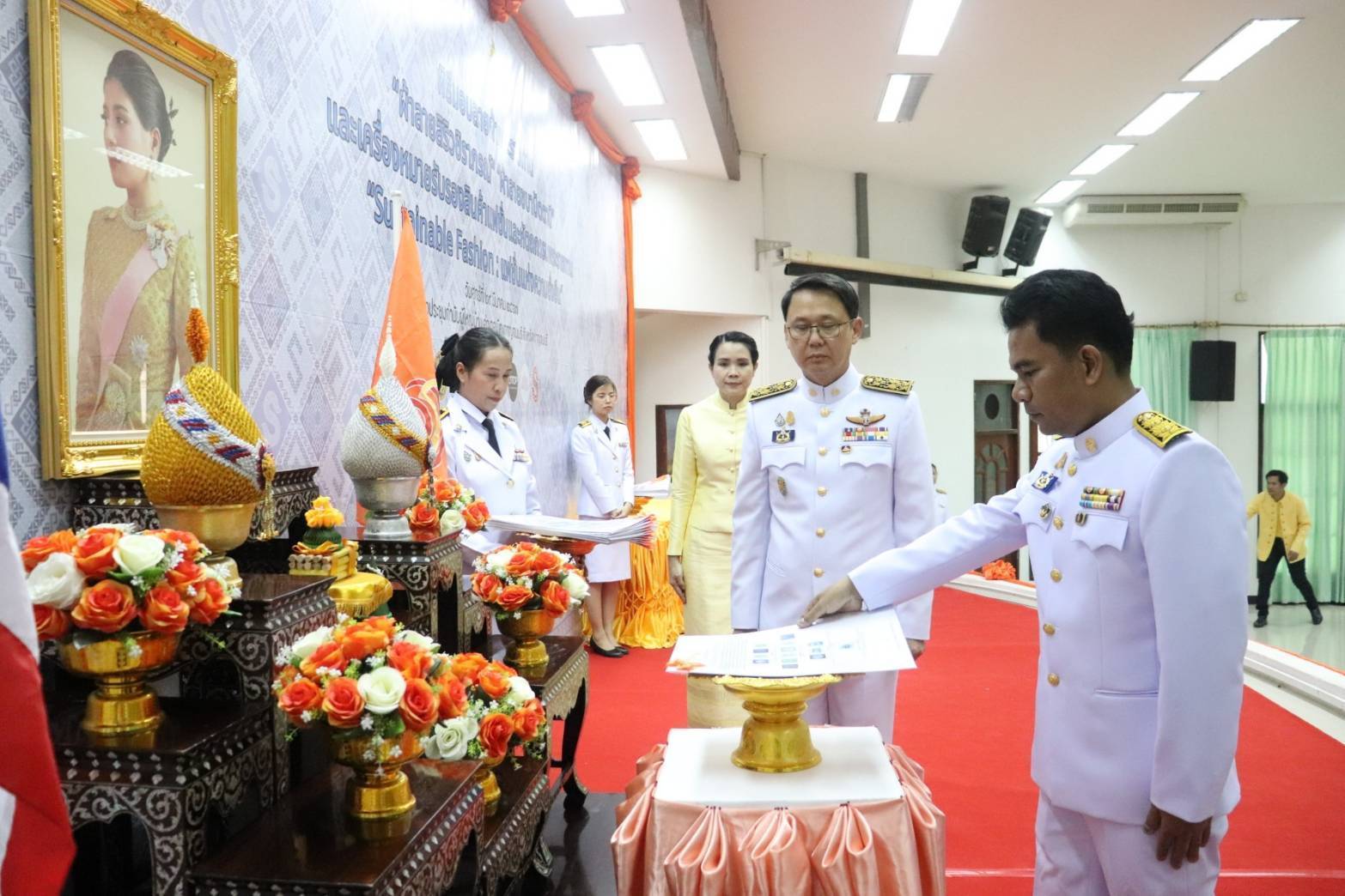 จังหวัดกาญจนบุรี จัดพิธีมอบแบบลายผ้าพระราชทาน “ผ้าลายสิริวชิราภรณ์” “ผ้าลายชบาปัตตานี” และเครื่องหมายรับรองสินค้าแฟชั่นและหัตถกรรมพระราชทาน “Sustainable Fashion: แฟชั่นแห่งความยั่งยืน” ให้กับช่างทอผ้าทุกกลุ่ม ทุกเทคนิค เพื่อพัฒนาคุณภาพชีวิตประชาชนอย่างยั่งยืน