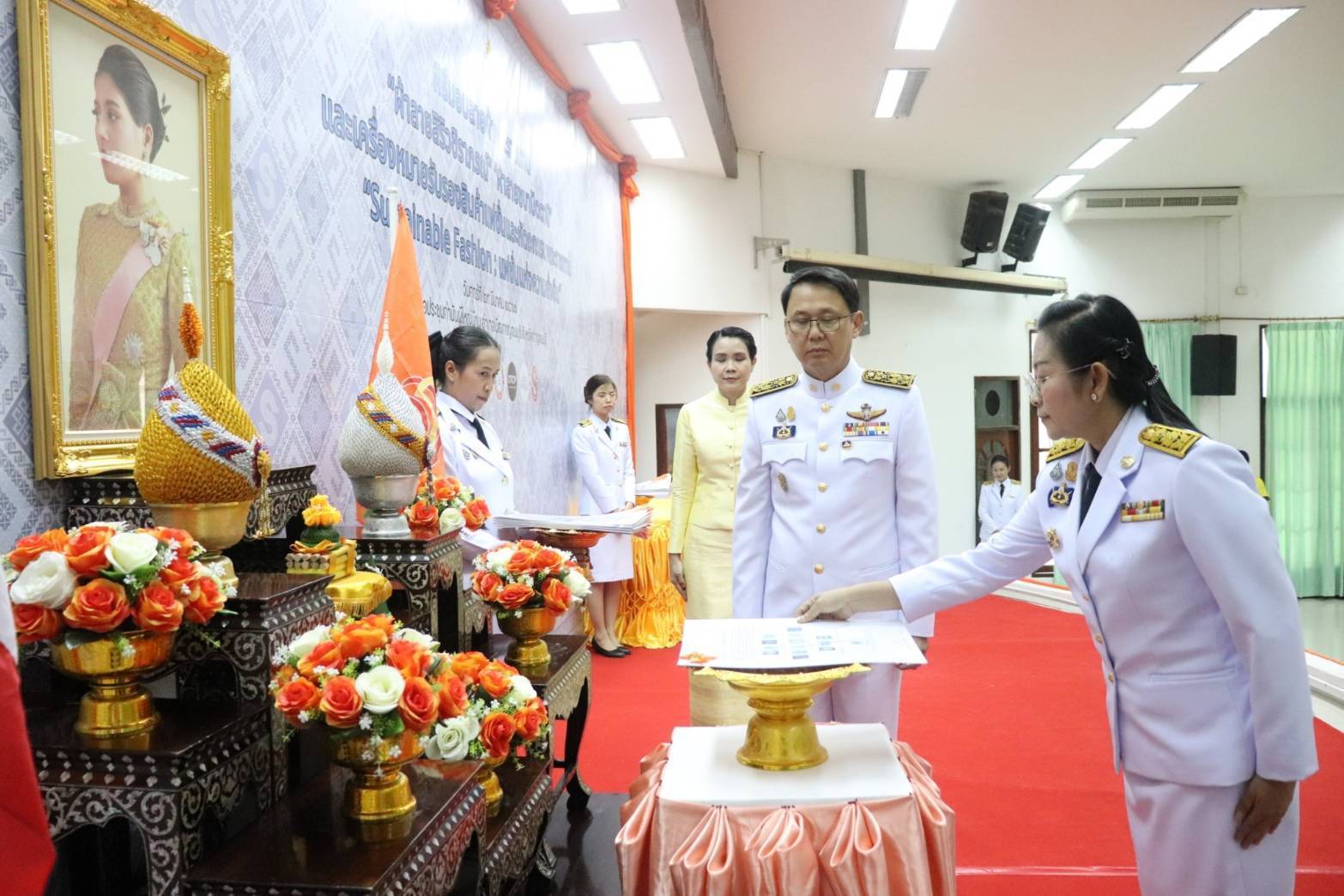 จังหวัดกาญจนบุรี จัดพิธีมอบแบบลายผ้าพระราชทาน “ผ้าลายสิริวชิราภรณ์” “ผ้าลายชบาปัตตานี” และเครื่องหมายรับรองสินค้าแฟชั่นและหัตถกรรมพระราชทาน “Sustainable Fashion: แฟชั่นแห่งความยั่งยืน” ให้กับช่างทอผ้าทุกกลุ่ม ทุกเทคนิค เพื่อพัฒนาคุณภาพชีวิตประชาชนอย่างยั่งยืน
