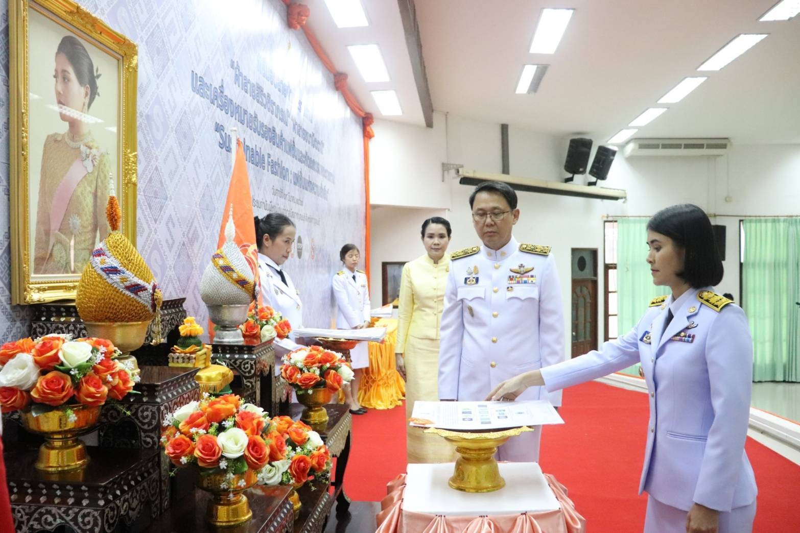จังหวัดกาญจนบุรี จัดพิธีมอบแบบลายผ้าพระราชทาน “ผ้าลายสิริวชิราภรณ์” “ผ้าลายชบาปัตตานี” และเครื่องหมายรับรองสินค้าแฟชั่นและหัตถกรรมพระราชทาน “Sustainable Fashion: แฟชั่นแห่งความยั่งยืน” ให้กับช่างทอผ้าทุกกลุ่ม ทุกเทคนิค เพื่อพัฒนาคุณภาพชีวิตประชาชนอย่างยั่งยืน