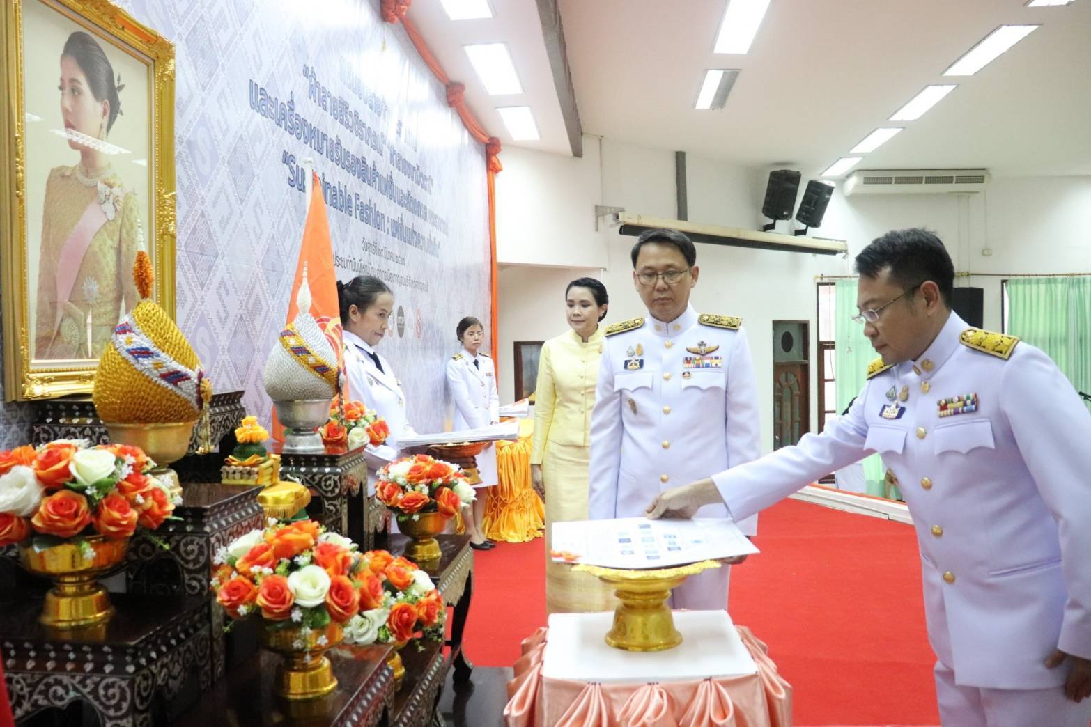 จังหวัดกาญจนบุรี จัดพิธีมอบแบบลายผ้าพระราชทาน “ผ้าลายสิริวชิราภรณ์” “ผ้าลายชบาปัตตานี” และเครื่องหมายรับรองสินค้าแฟชั่นและหัตถกรรมพระราชทาน “Sustainable Fashion: แฟชั่นแห่งความยั่งยืน” ให้กับช่างทอผ้าทุกกลุ่ม ทุกเทคนิค เพื่อพัฒนาคุณภาพชีวิตประชาชนอย่างยั่งยืน