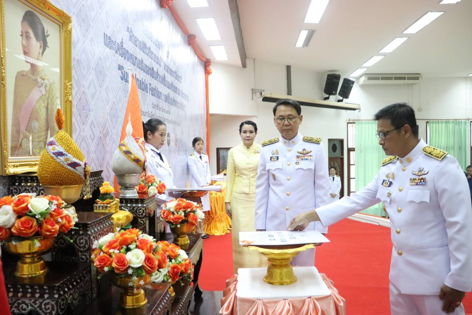 จังหวัดกาญจนบุรี จัดพิธีมอบแบบลายผ้าพระราชทาน “ผ้าลายสิริวชิราภรณ์” “ผ้าลายชบาปัตตานี” และเครื่องหมายรับรองสินค้าแฟชั่นและหัตถกรรมพระราชทาน “Sustainable Fashion: แฟชั่นแห่งความยั่งยืน” ให้กับช่างทอผ้าทุกกลุ่ม ทุกเทคนิค เพื่อพัฒนาคุณภาพชีวิตประชาชนอย่างยั่งยืน