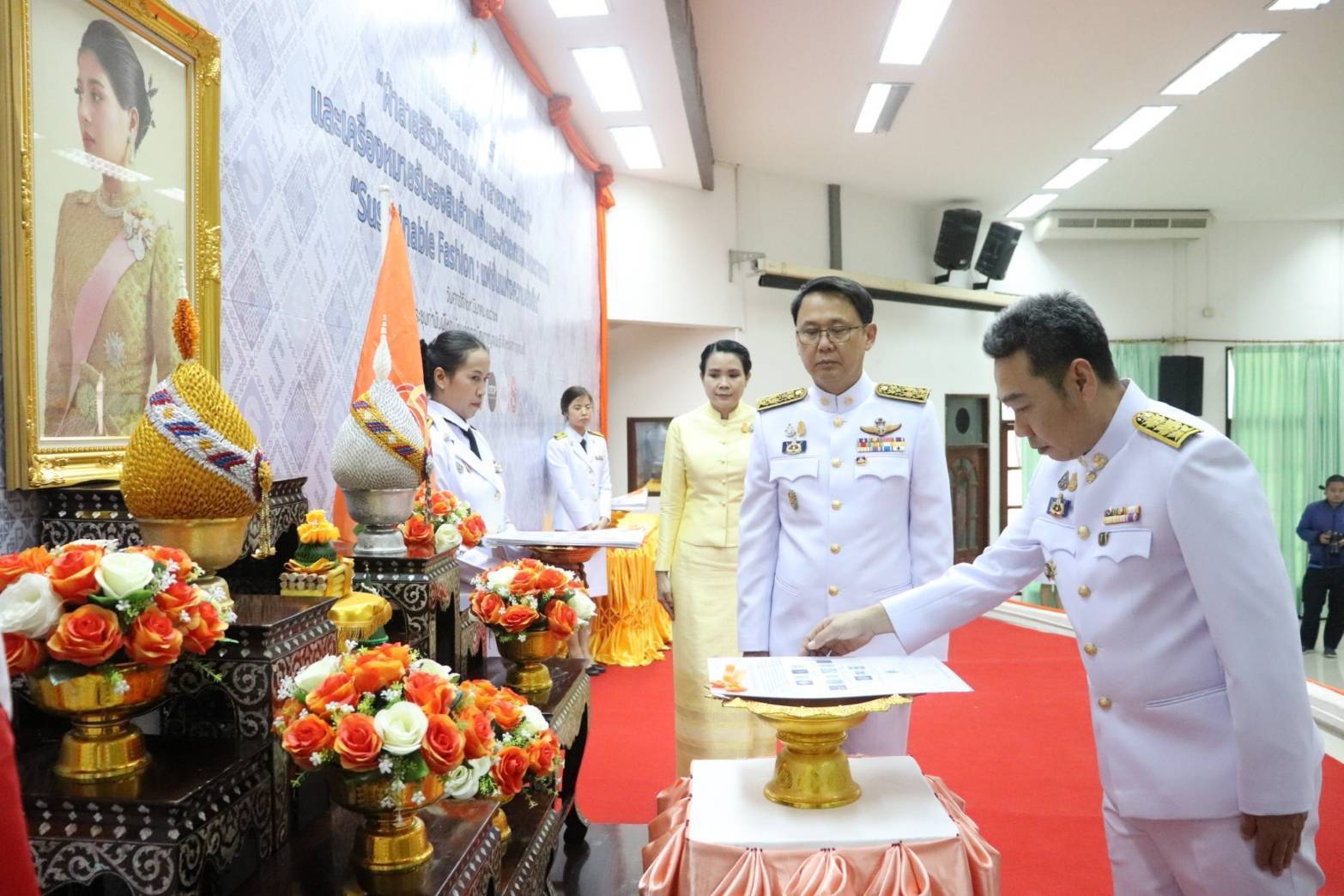 จังหวัดกาญจนบุรี จัดพิธีมอบแบบลายผ้าพระราชทาน “ผ้าลายสิริวชิราภรณ์” “ผ้าลายชบาปัตตานี” และเครื่องหมายรับรองสินค้าแฟชั่นและหัตถกรรมพระราชทาน “Sustainable Fashion: แฟชั่นแห่งความยั่งยืน” ให้กับช่างทอผ้าทุกกลุ่ม ทุกเทคนิค เพื่อพัฒนาคุณภาพชีวิตประชาชนอย่างยั่งยืน