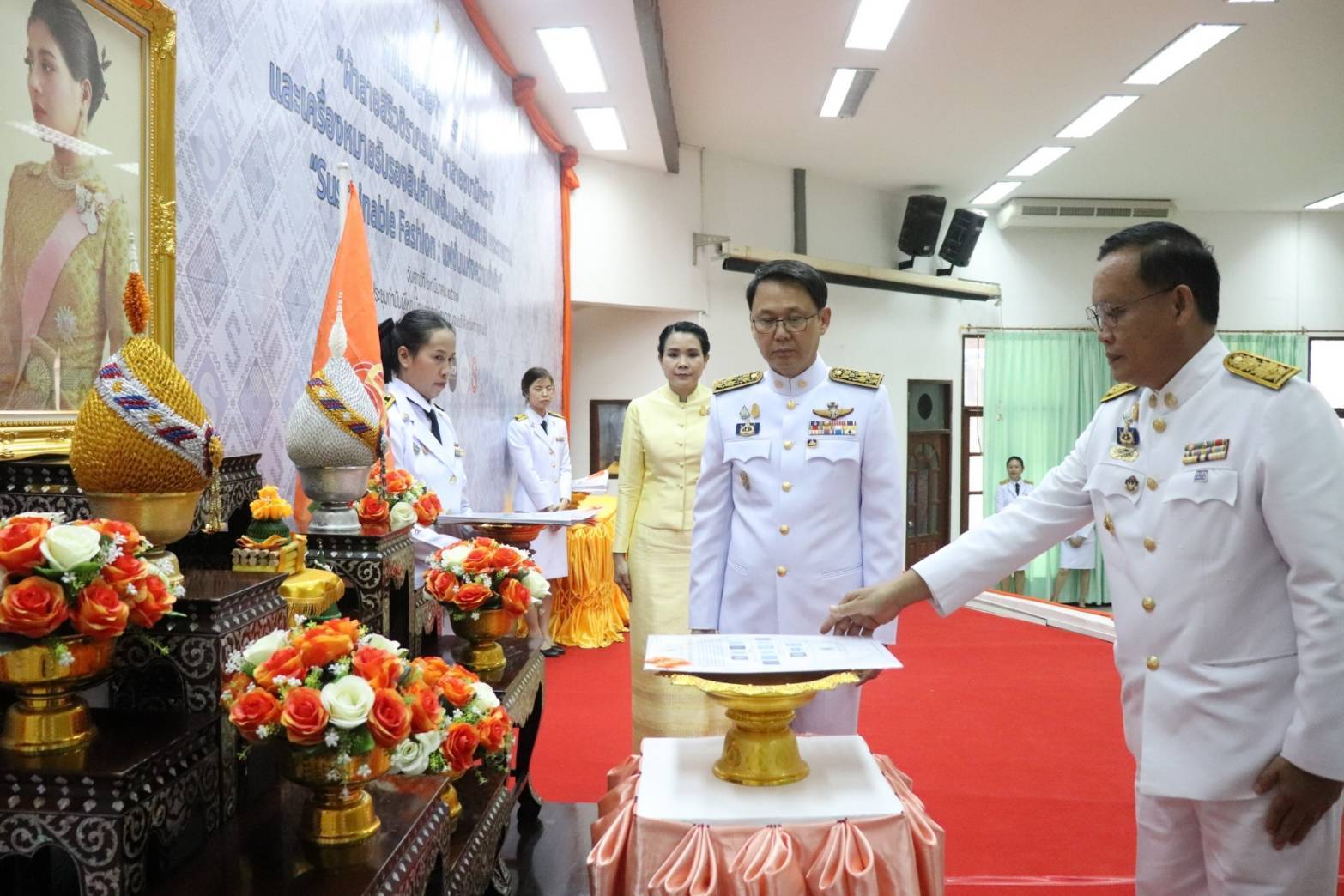 จังหวัดกาญจนบุรี จัดพิธีมอบแบบลายผ้าพระราชทาน “ผ้าลายสิริวชิราภรณ์” “ผ้าลายชบาปัตตานี” และเครื่องหมายรับรองสินค้าแฟชั่นและหัตถกรรมพระราชทาน “Sustainable Fashion: แฟชั่นแห่งความยั่งยืน” ให้กับช่างทอผ้าทุกกลุ่ม ทุกเทคนิค เพื่อพัฒนาคุณภาพชีวิตประชาชนอย่างยั่งยืน