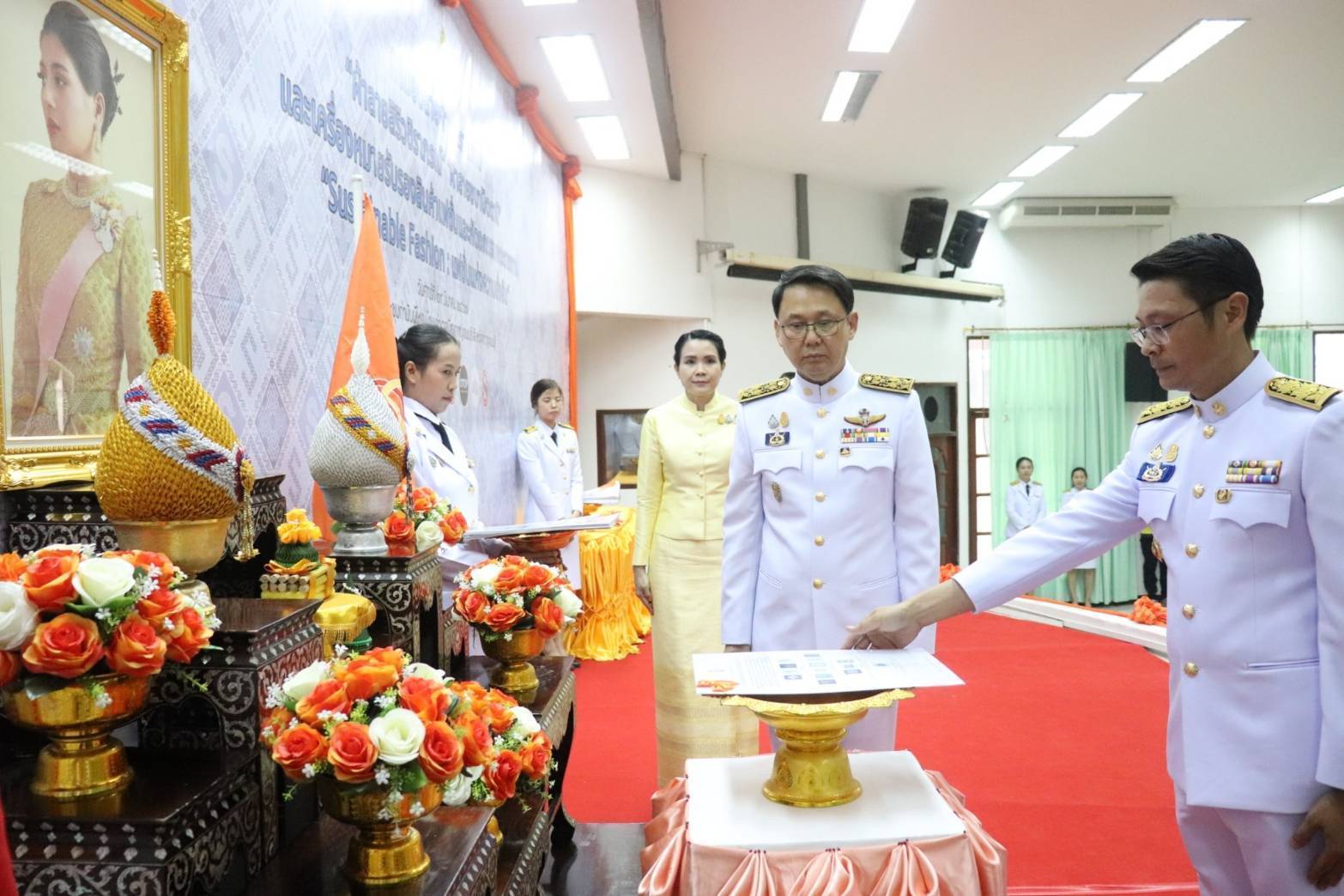 จังหวัดกาญจนบุรี จัดพิธีมอบแบบลายผ้าพระราชทาน “ผ้าลายสิริวชิราภรณ์” “ผ้าลายชบาปัตตานี” และเครื่องหมายรับรองสินค้าแฟชั่นและหัตถกรรมพระราชทาน “Sustainable Fashion: แฟชั่นแห่งความยั่งยืน” ให้กับช่างทอผ้าทุกกลุ่ม ทุกเทคนิค เพื่อพัฒนาคุณภาพชีวิตประชาชนอย่างยั่งยืน